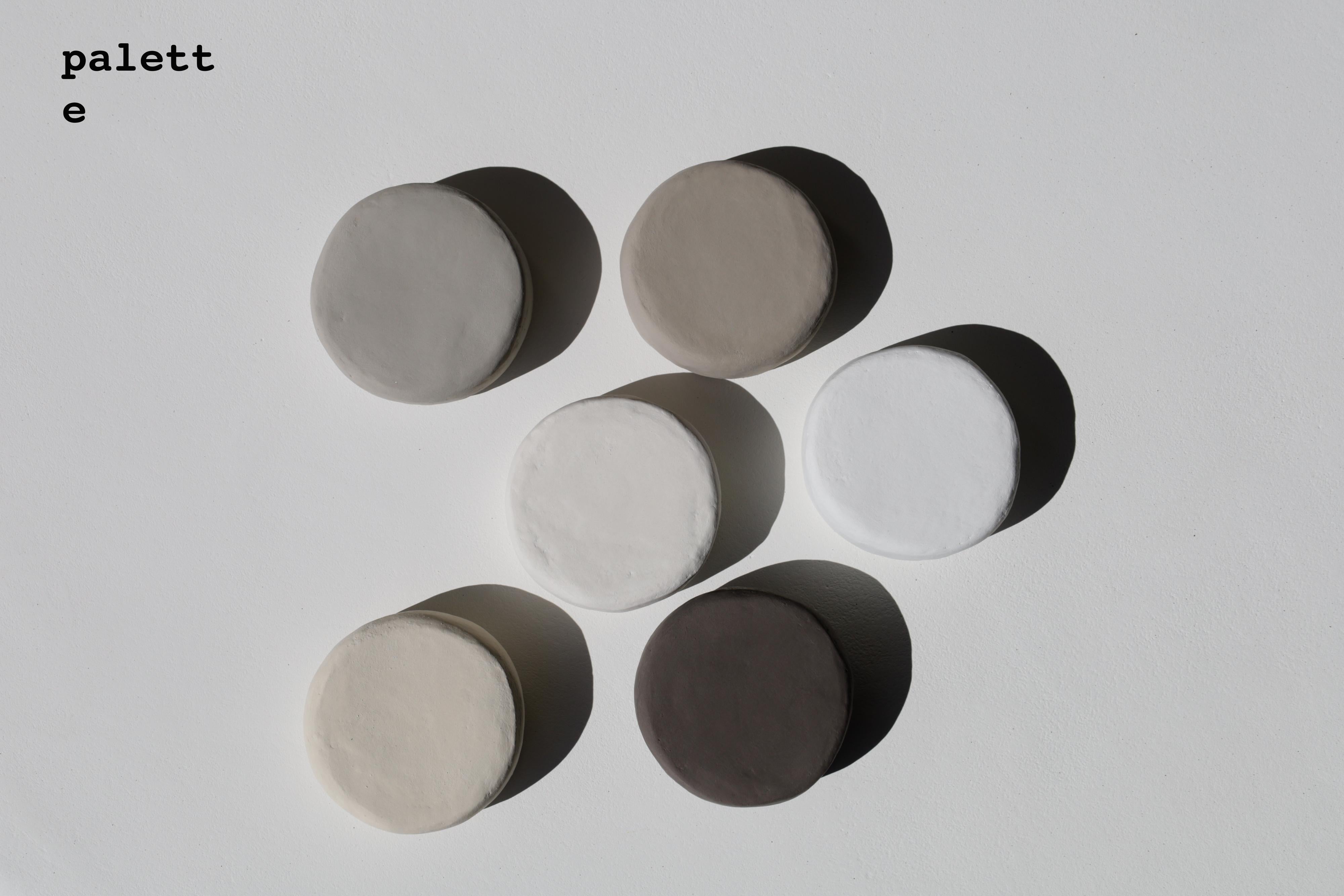 Plâtre Scout table basse minimaliste en plâtre en atacama par öken house studios en vente