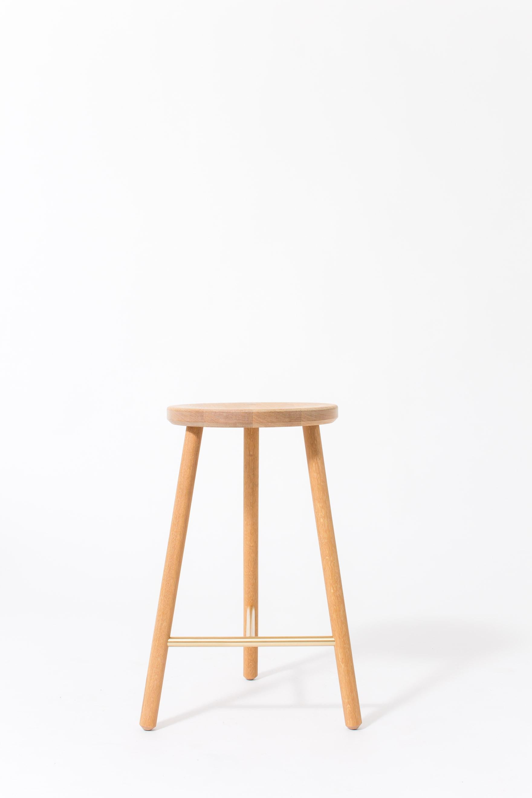 Le tabouret scout a un design fin, ce qui lui permet de se glisser dans les petits espaces avec une empreinte minimale.

Représenté en chêne blanc cérusé et laiton satiné. Les essences de bois feuillus domestiques disponibles sont le chêne blanc,