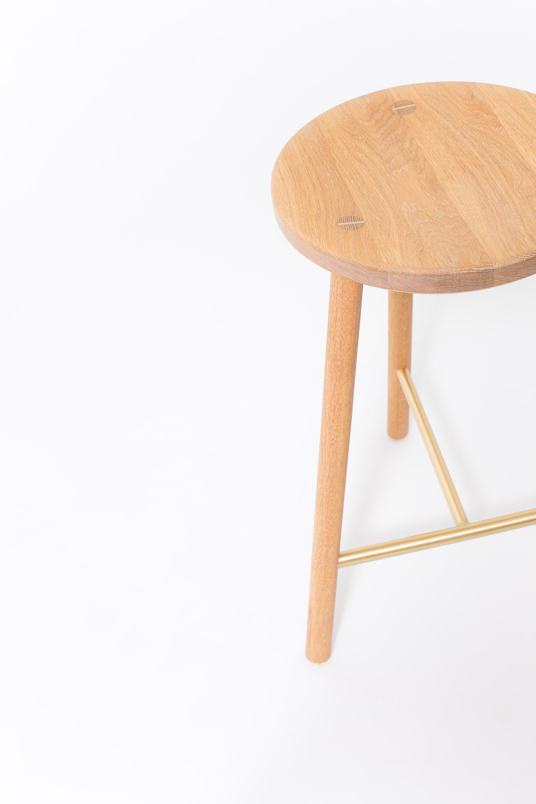 Mid-Century Modern Tabouret de comptoir Scout en chêne blanc cérusé et laiton satiné de Steven Bukowski en vente