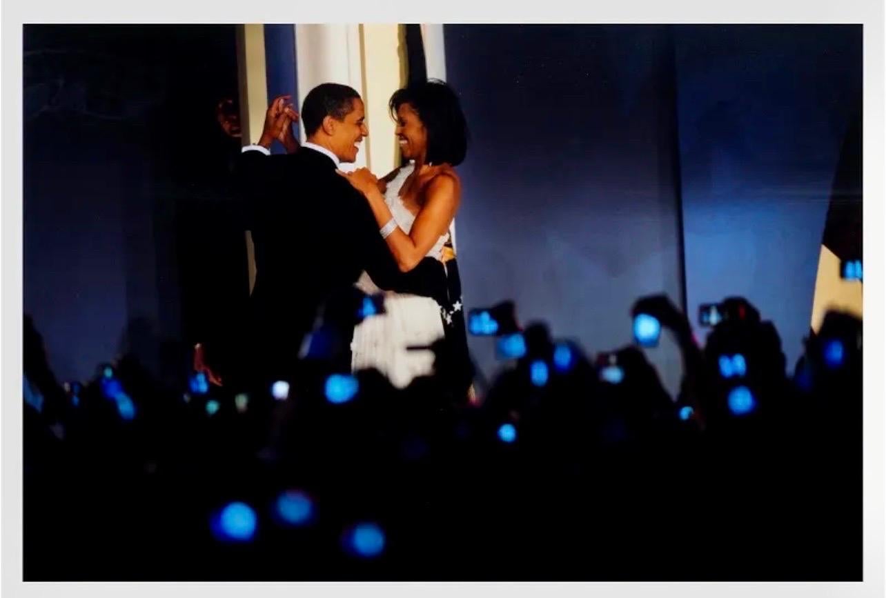 Color Photograph di Scout Tufankjian - Il presidente Barack Obama Michelle, la sera dell'inaugurazione, in una foto d'epoca