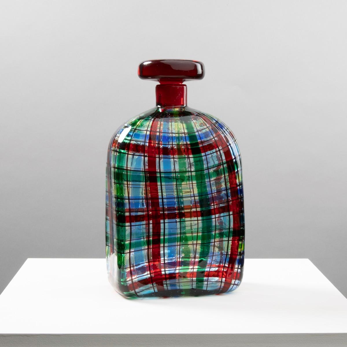 Im Jahr 1969, dem Jahr, in dem alles möglich zu sein scheint, beauftragt Christian Dior Ercole Barovier mit der Entwicklung, dem Design und der Herstellung einer Serie von Flaschen mit Stopfen. Diese Serie ist von schottischen Webereien inspiriert