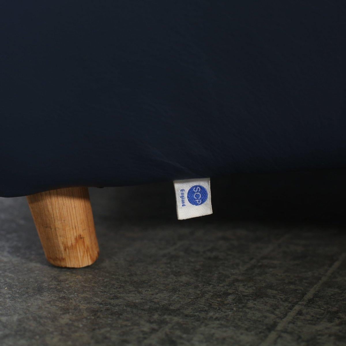 Presentamos el Sillón y Reposapiés Balzac de SCP, un lujoso complemento para cualquier salón. Elaborado con materiales de alta calidad, este conjunto emana elegancia. El sillón presenta un elegante diseño curvado con cojines de felpa para el máximo