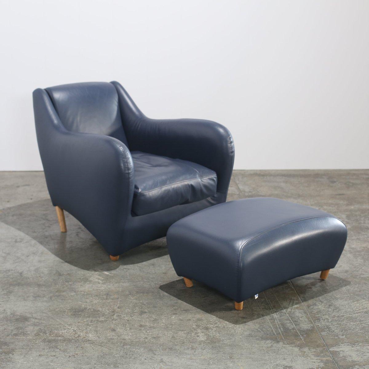 SCP Balzac Sillón y Reposapiés de cuero azul siglo XX en venta