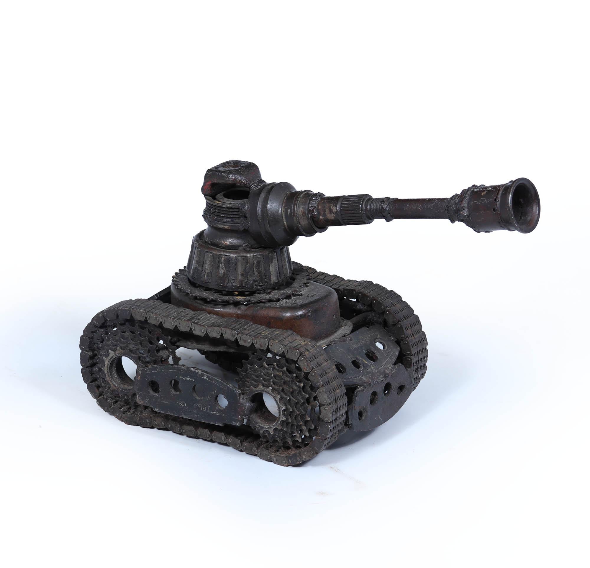 Metal Art di un carro armato c1970
Ti presentiamo uno straordinario pezzo di artigianato che trascende la semplice decorazione: un serbatoio di rottami metallici degli anni '70, abilmente assemblato da una serie di parti di auto e biciclette