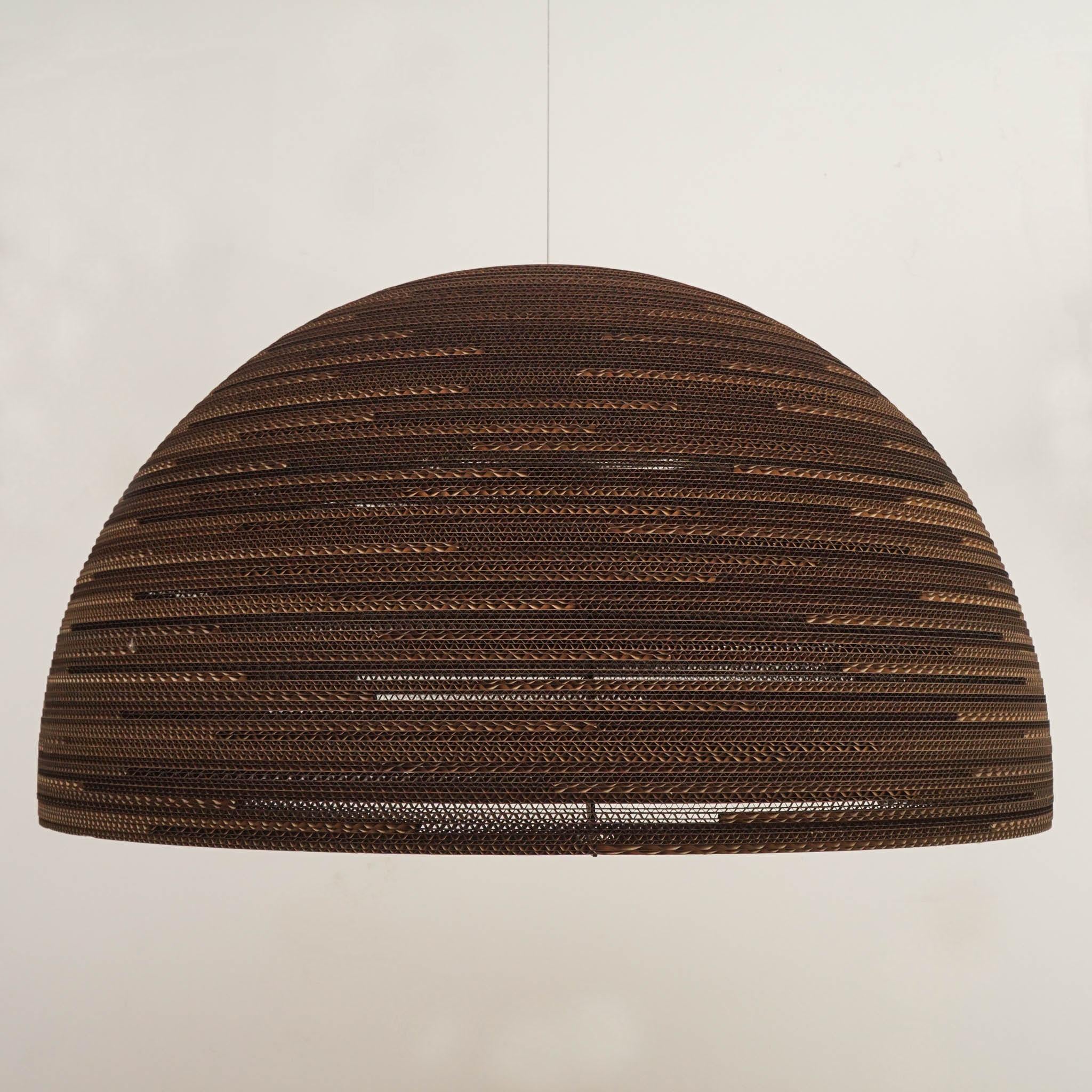 Die aus recyceltem Karton handgefertigten Graypants Flaggschiff Scraplights bieten eine warme, intime und funktionale Beleuchtung für jede Gelegenheit und jeden Raum. Die robusten und eleganten Scraplights werden mit einem Laser