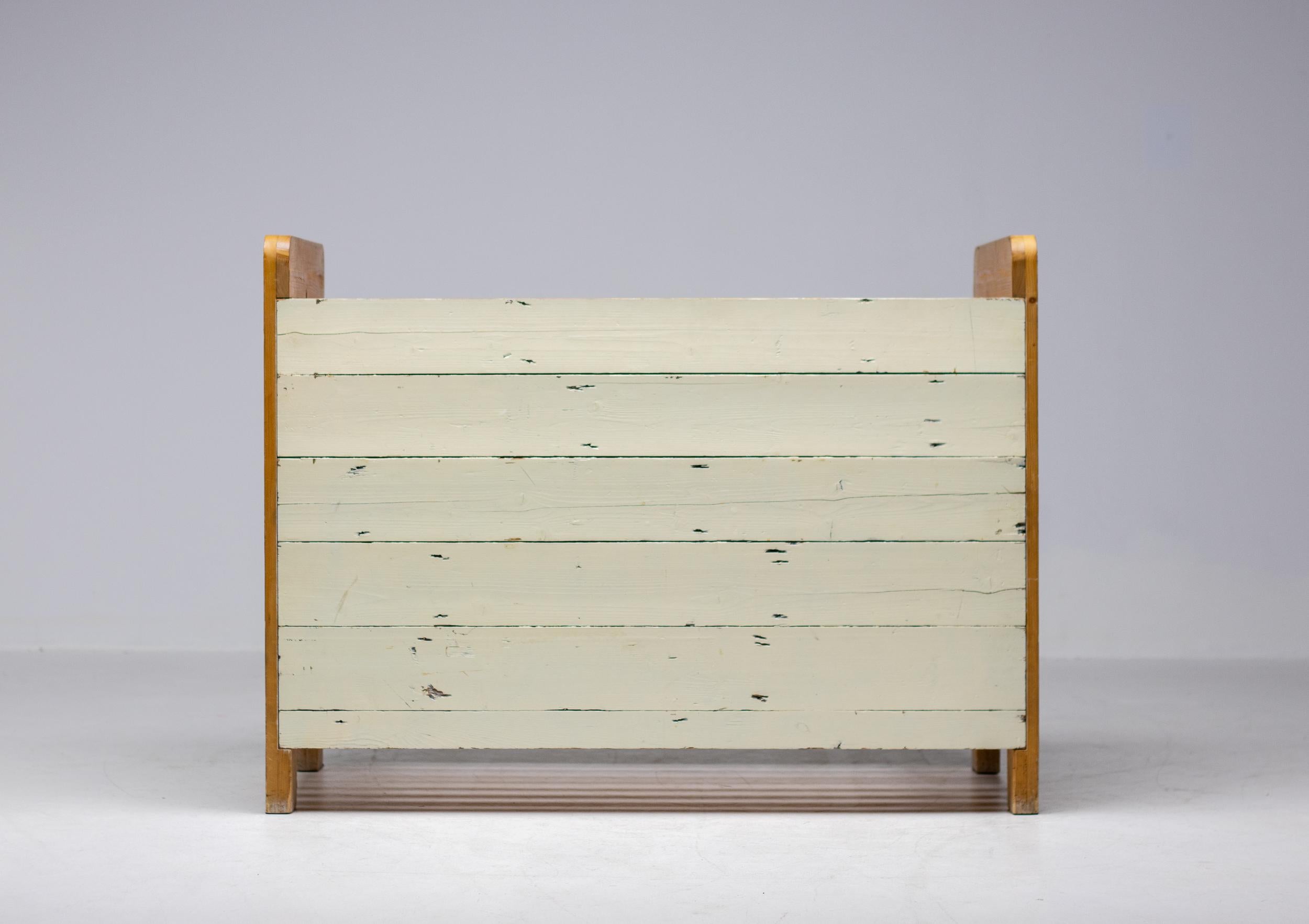 Cot in wonderful all original condition with adjustable height bottom.
Signature Piet Hein Eek sustainable scrap wood furniture.
Practical no-nonsense Dutch Design.

Piet Hein Eek is a Dutch designer and manufacturer, known for his sustainable and