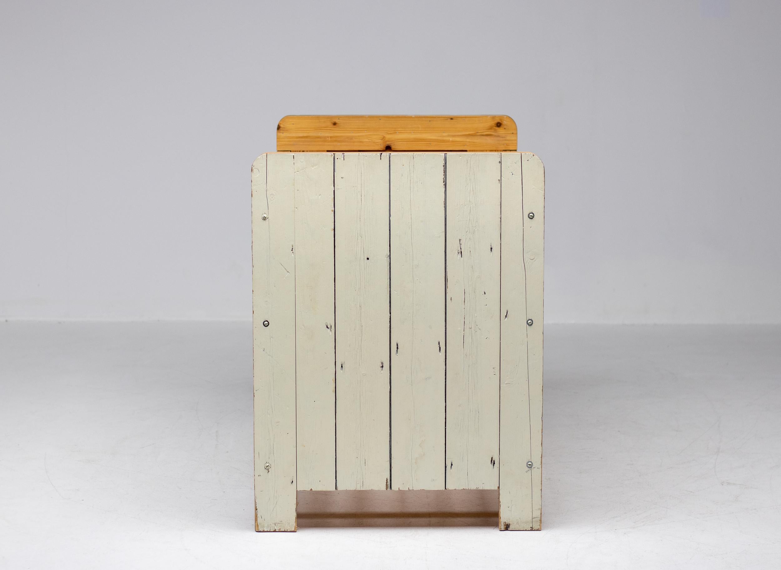 Condit en très bon état d'origine avec fond réglable en hauteur.
Signature Piet Hein Eek : meubles en bois de récupération durables.
Un design hollandais pratique et sans chichis, convoité par les architectes.

Piet Hein Eek est un designer et