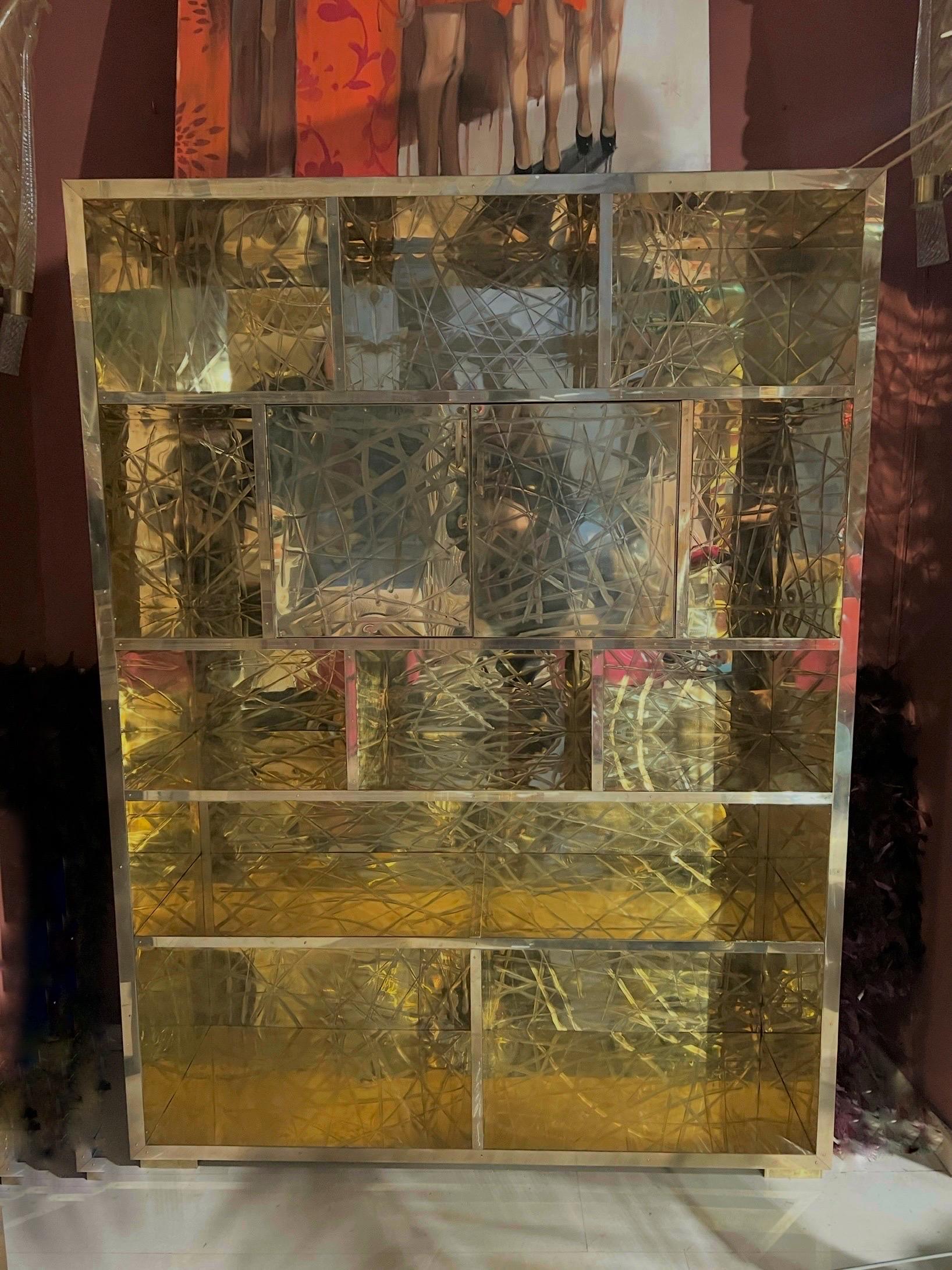 Libreria in ottone graffiato con mobile bar a specchio progettata da Pandora Decor in vendita 9