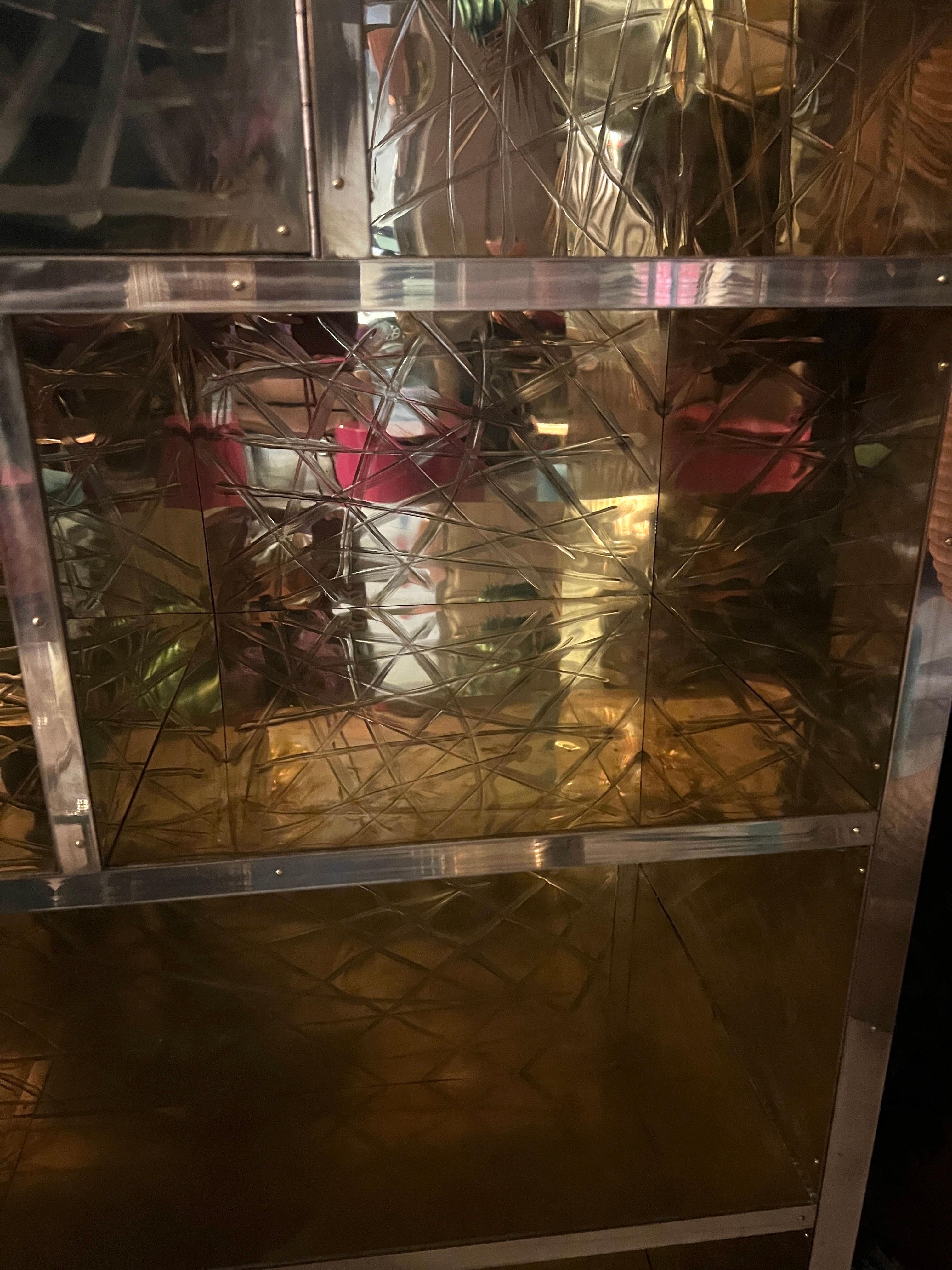 Libreria in ottone graffiato con mobile bar a specchio progettata da Pandora Decor in vendita 10