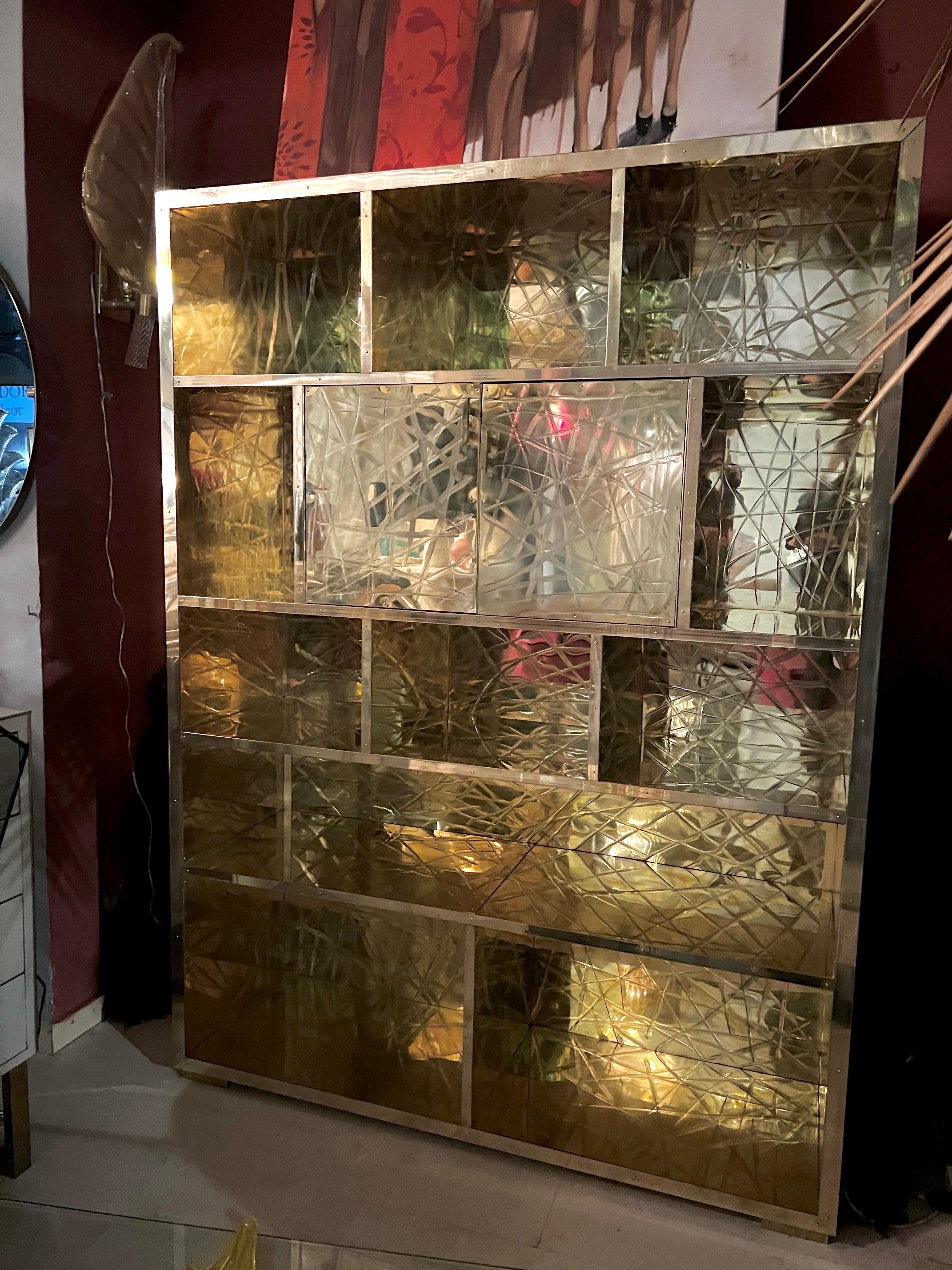 Libreria in ottone graffiato con mobile bar a specchio progettata da Pandora Decor in vendita 12