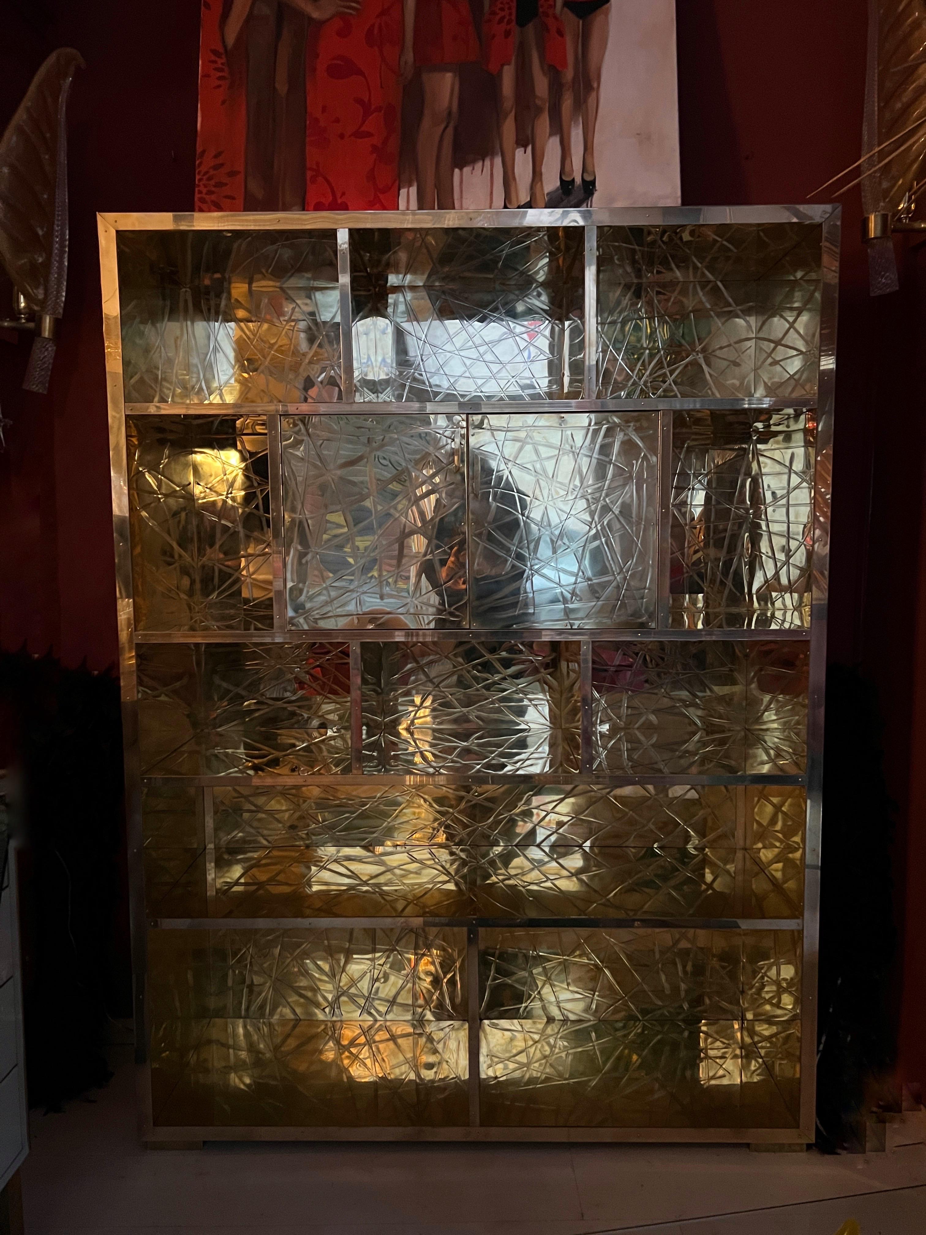 Libreria in ottone graffiato con mobile bar a specchio progettata da Pandora Decor in vendita 1