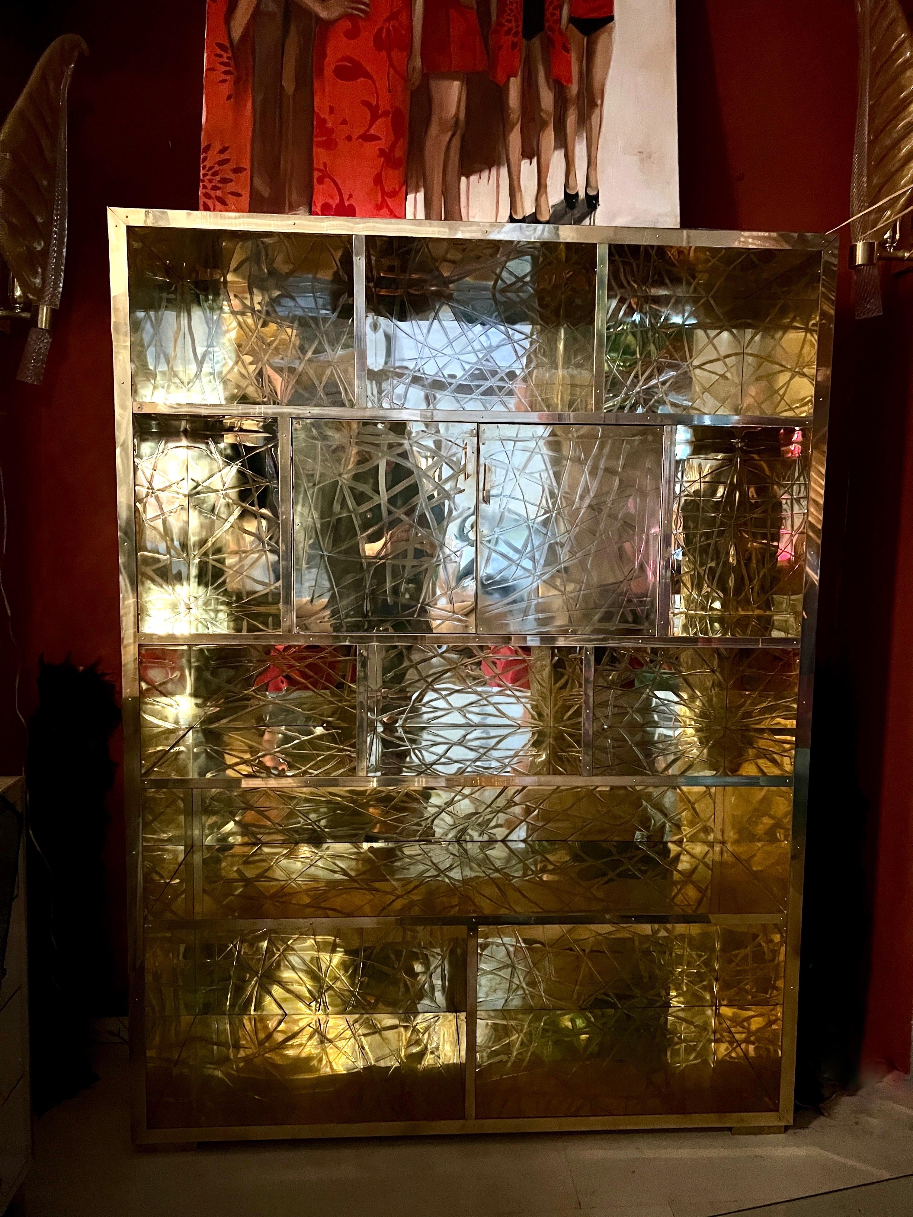 Libreria in ottone graffiato con mobile bar a specchio progettata da Pandora Decor in vendita 2