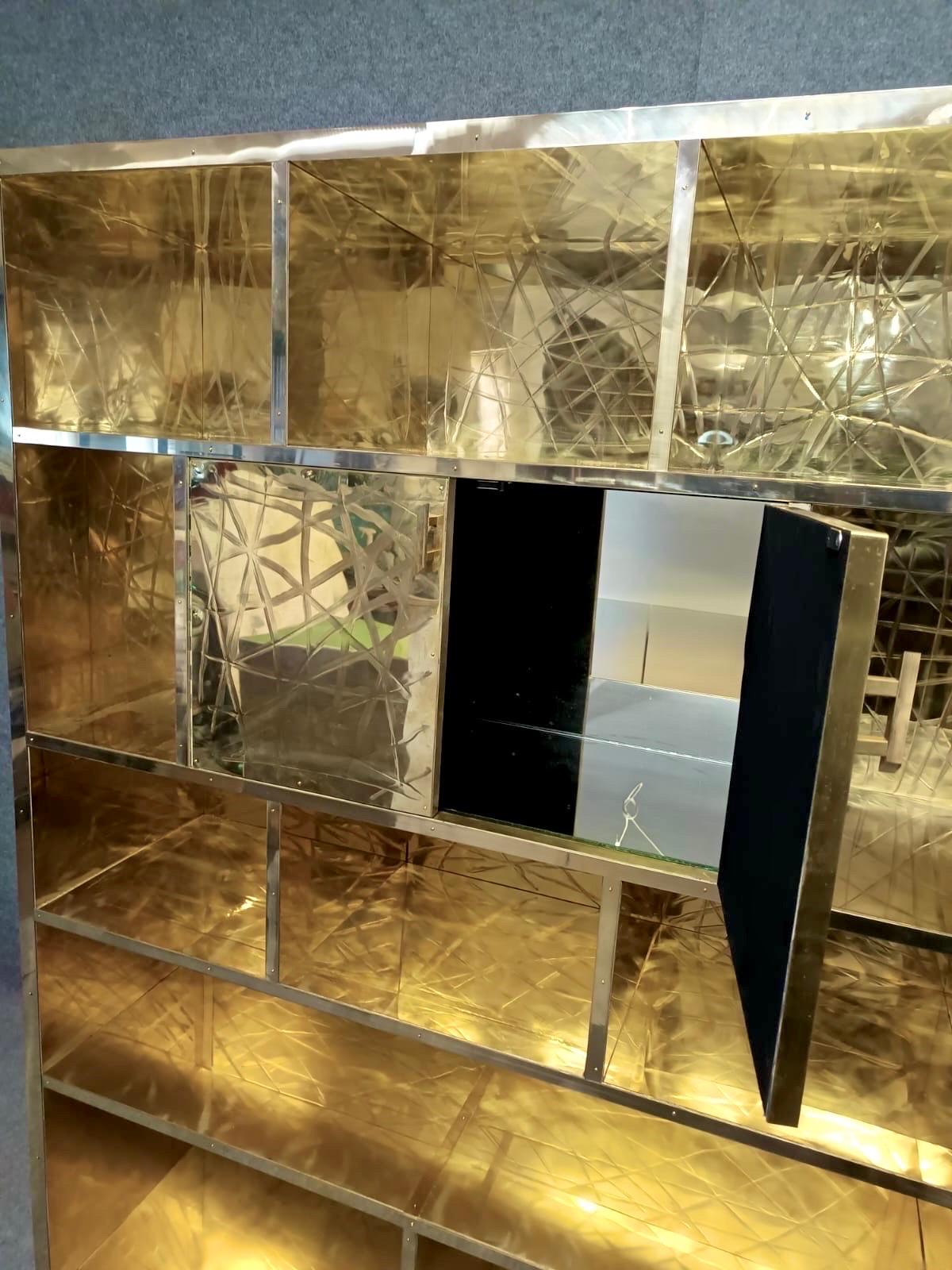 Moderno Libreria in ottone graffiato con mobile bar a specchio progettata da Pandora Decor in vendita