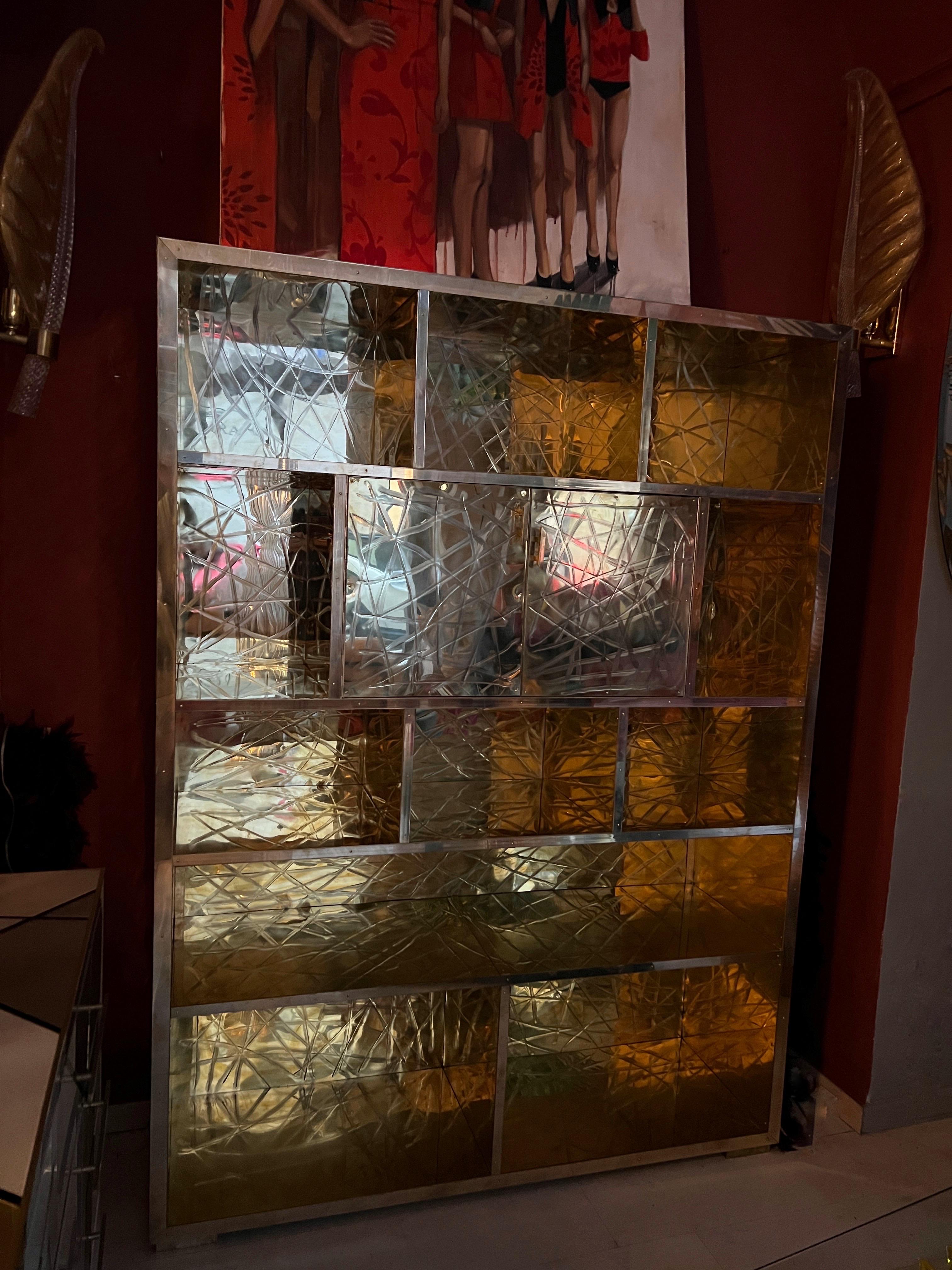 Libreria in ottone graffiato con mobile bar a specchio progettata da Pandora Decor in vendita 3