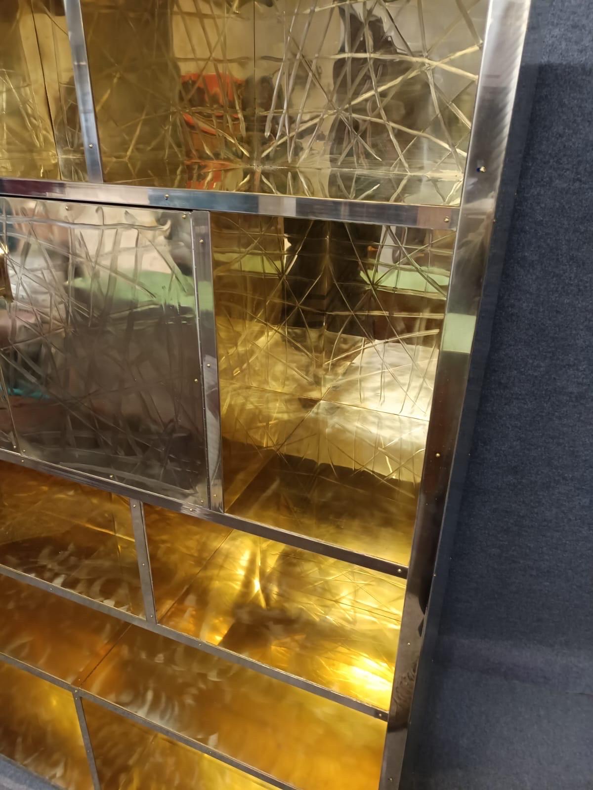 Italiano Libreria in ottone graffiato con mobile bar a specchio progettata da Pandora Decor in vendita