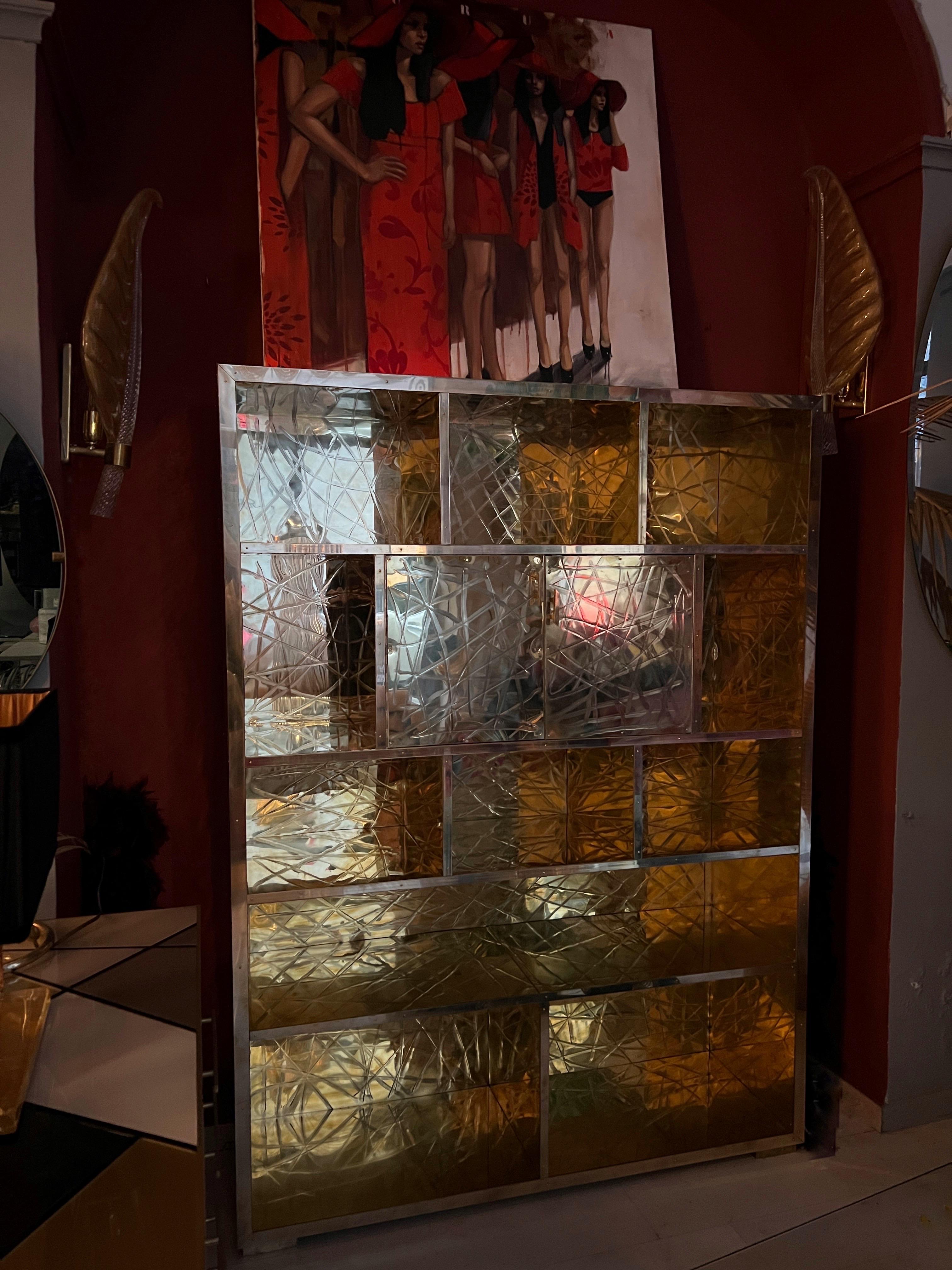 Libreria in ottone graffiato con mobile bar a specchio progettata da Pandora Decor in vendita 4