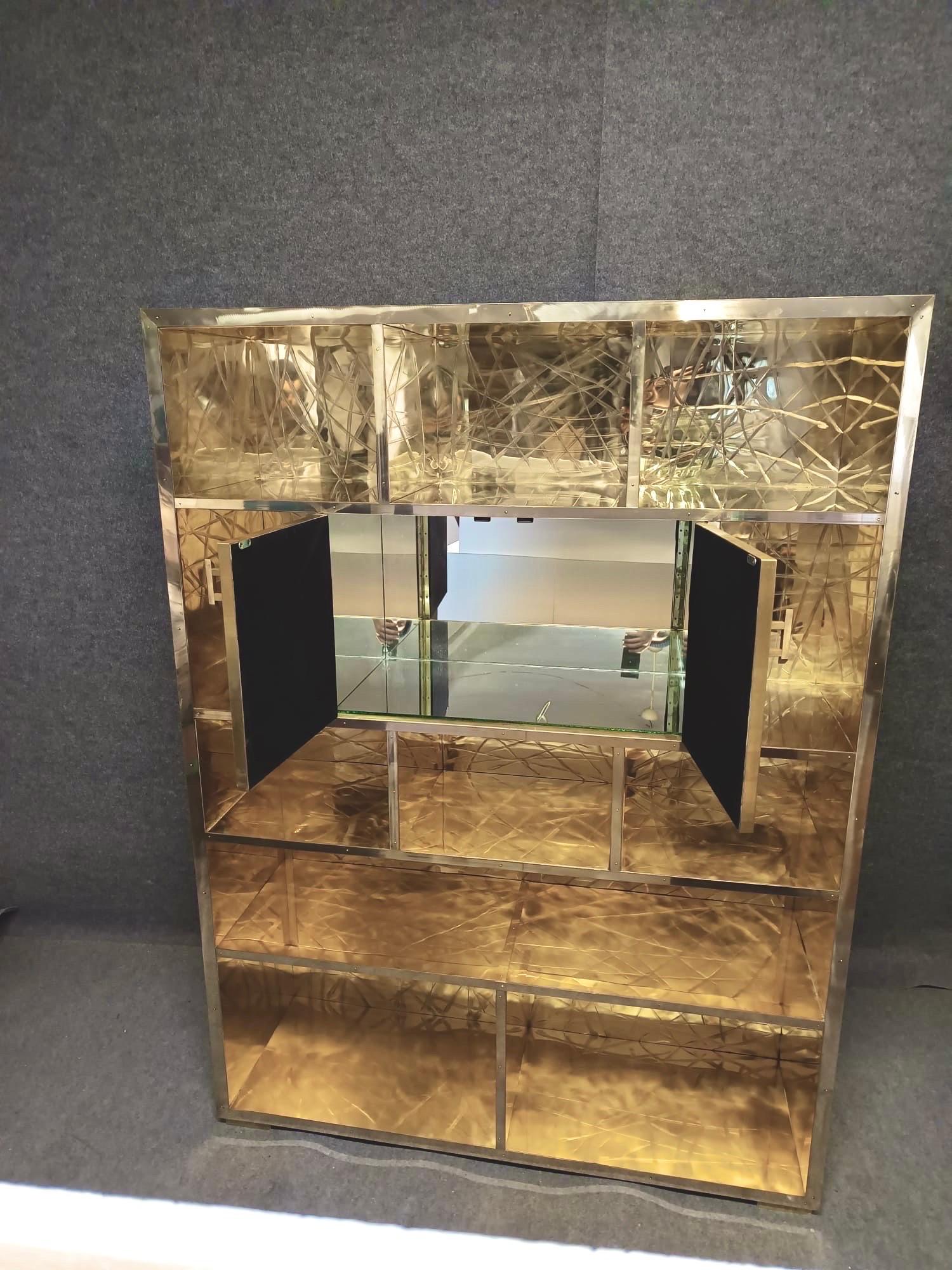 Libreria in ottone graffiato con mobile bar a specchio progettata da Pandora Decor In condizioni ottime in vendita a Florence, IT