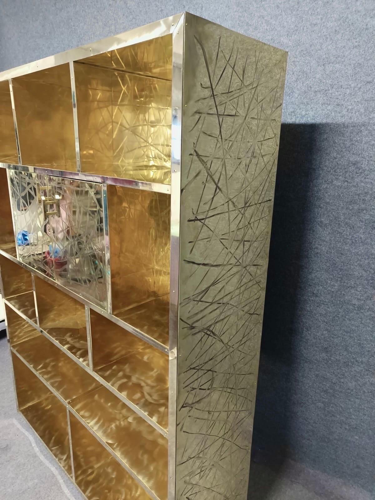 XXI secolo e contemporaneo Libreria in ottone graffiato con mobile bar a specchio progettata da Pandora Decor in vendita