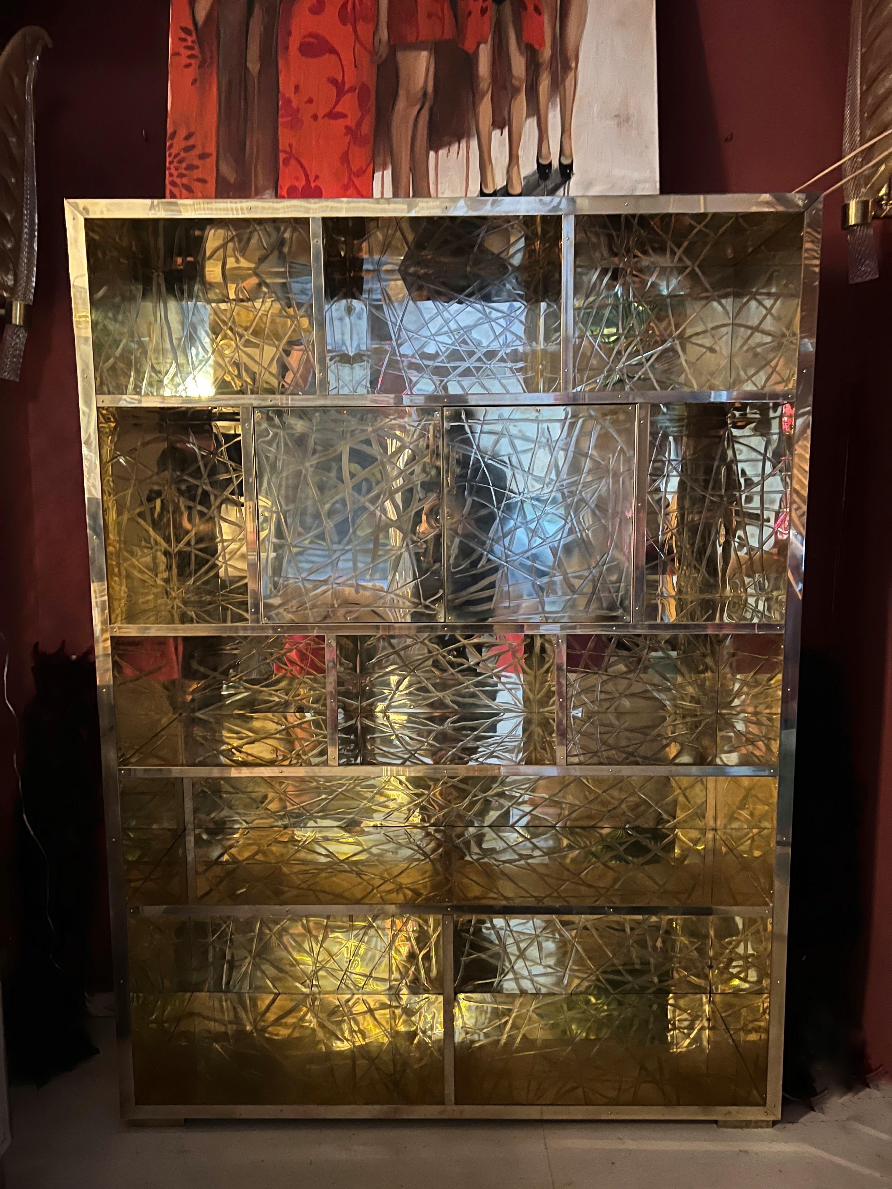 Libreria in ottone graffiato con mobile bar a specchio progettata da Pandora Decor in vendita 6