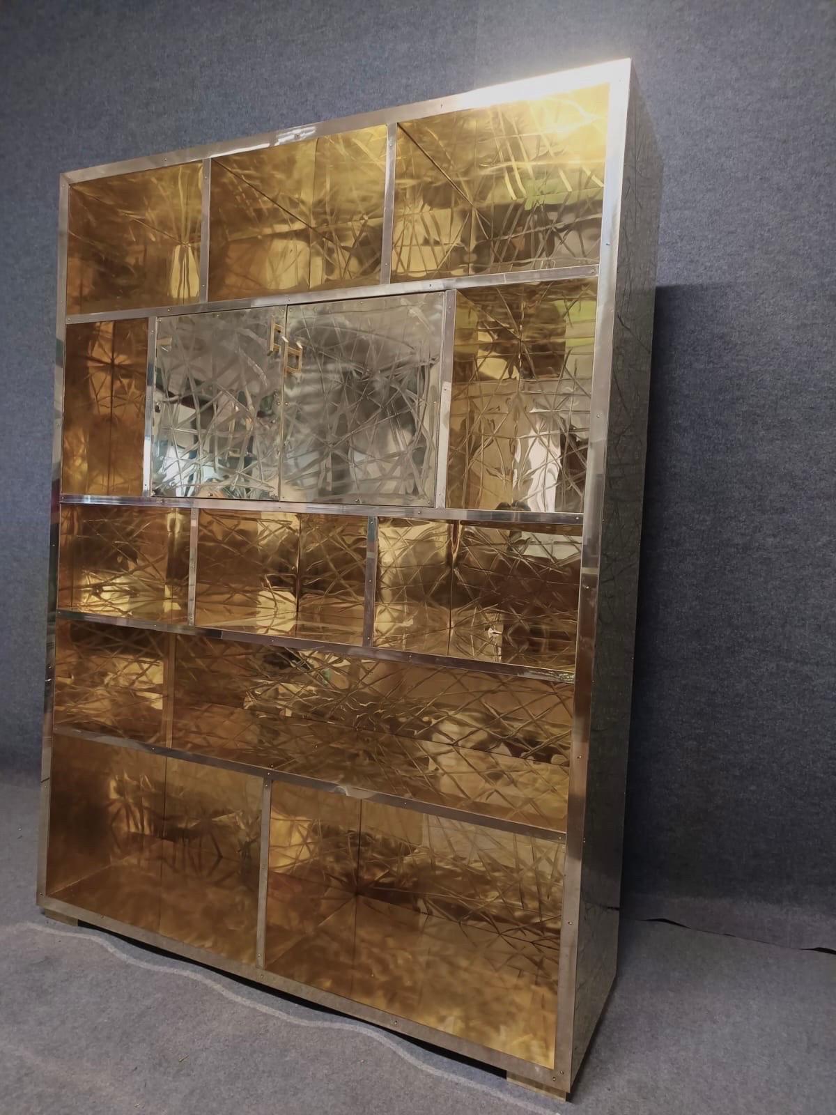 Ottone Libreria in ottone graffiato con mobile bar a specchio progettata da Pandora Decor in vendita