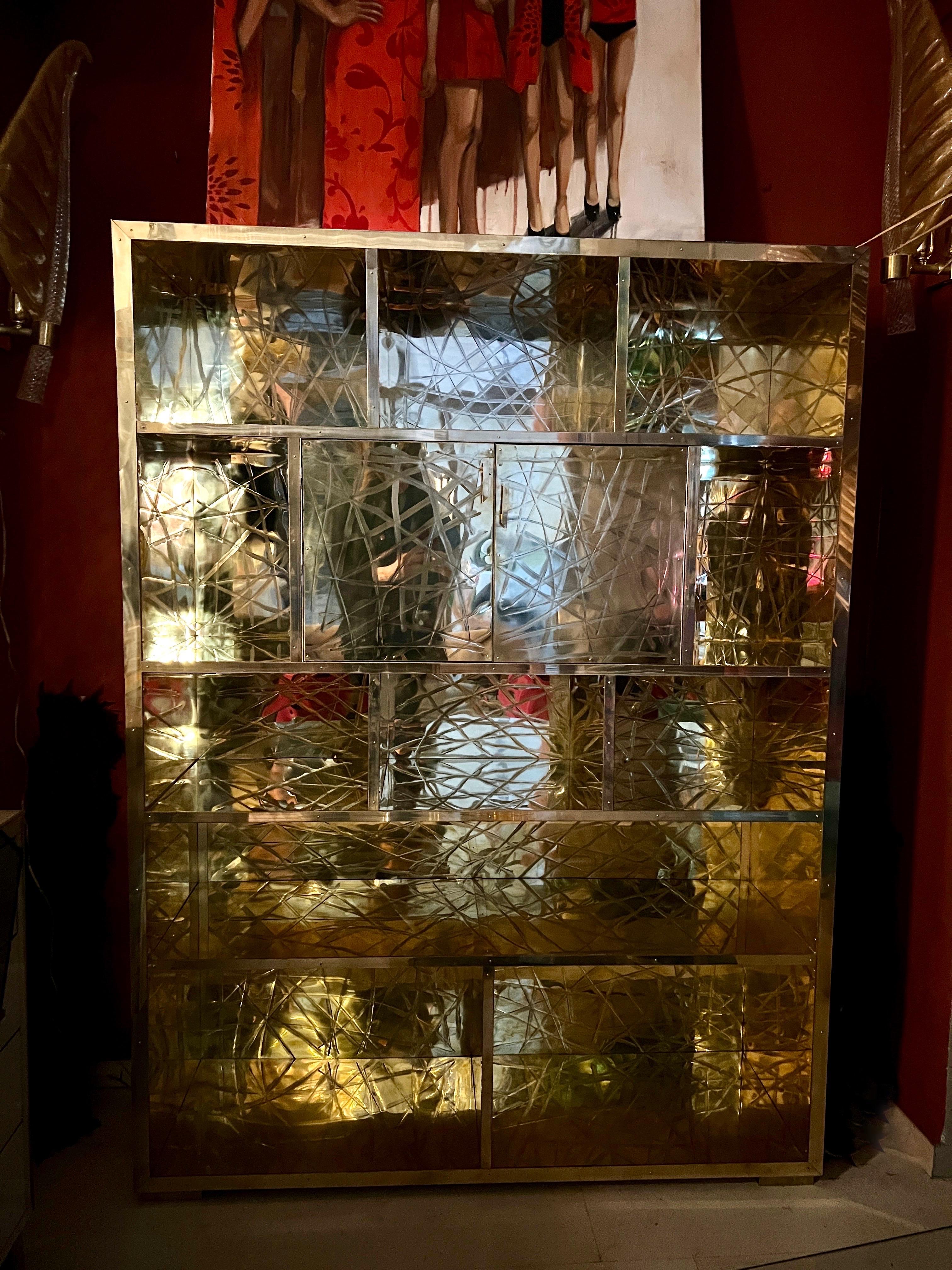 Libreria in ottone graffiato con mobile bar a specchio progettata da Pandora Decor in vendita 7