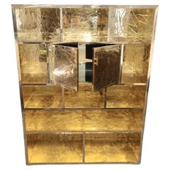 Libreria in ottone graffiato con mobile bar a specchio progettata da Pandora Decor