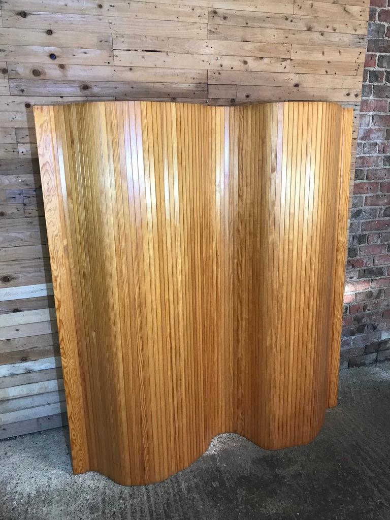 Screen 100 vintage pinewood room divider by Alvar Aalto in very good condition.

The Screen 100 is a room divider designed by Alvar Aalto in 1936. The Screen 100 consists of thin pinewood strips that give it a flowing and flexible structure – you
