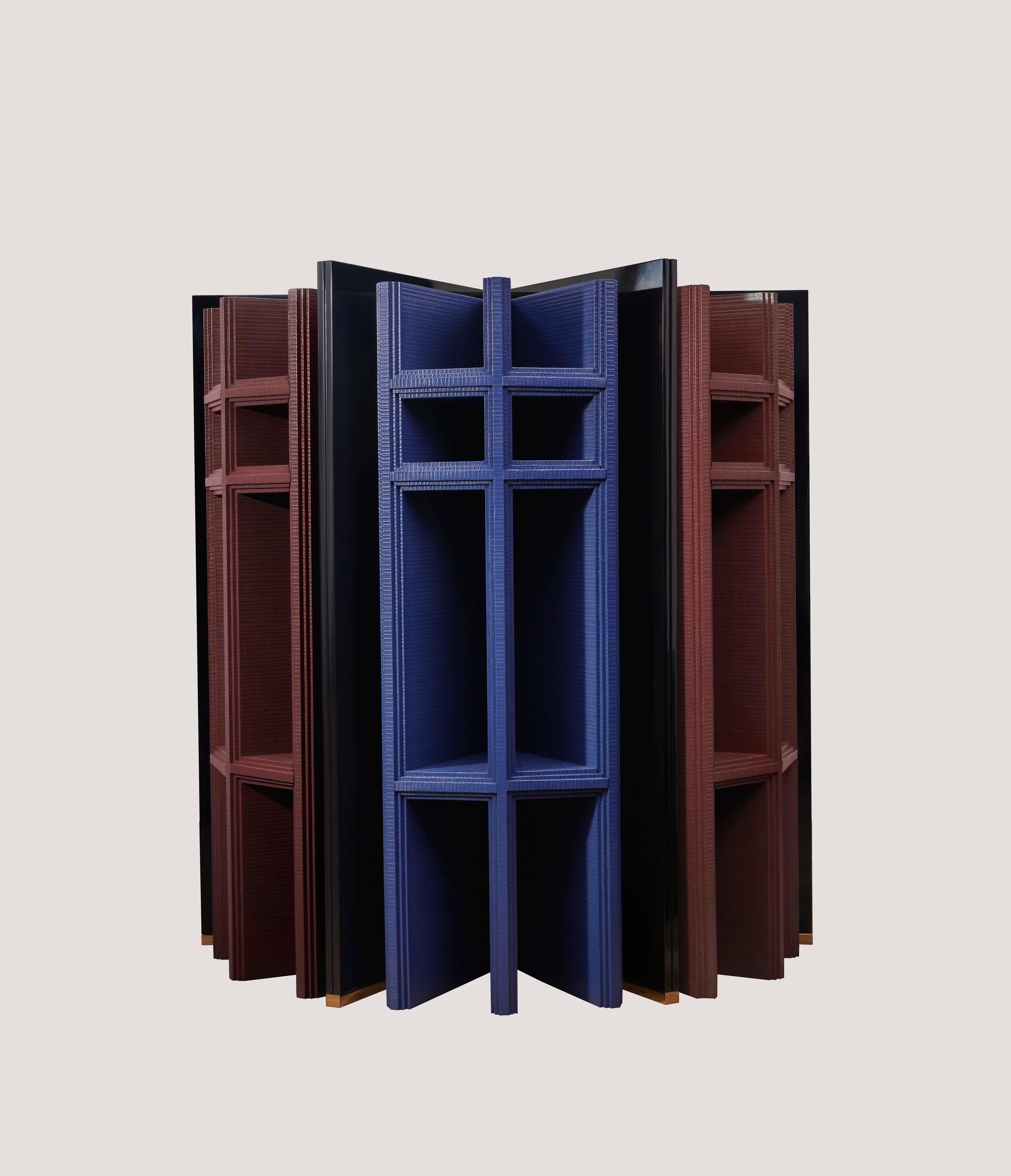 Libreria Screen in legno massiccio laccato lucido e ottone di Artempo
Dimensioni: P 83 x L 83 x H 173 cm.
Materiali: Legno massiccio laccato, compensato e ottone.

Questo sistema di schermi a scaffale è composto da unità modulari, ognuna delle quali