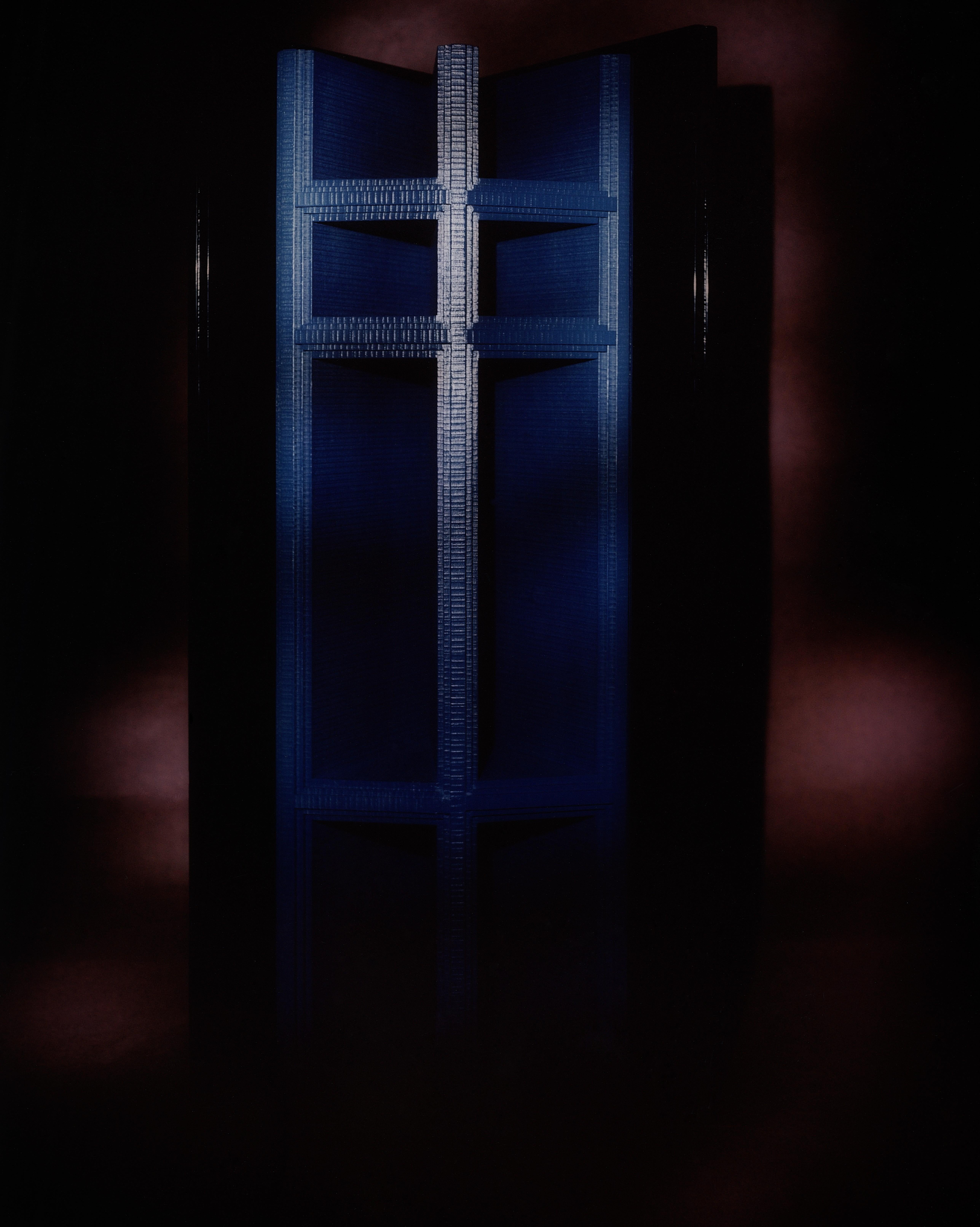 Moderno Libreria Screen in legno massiccio laccato lucido e ottone di Artempo in vendita