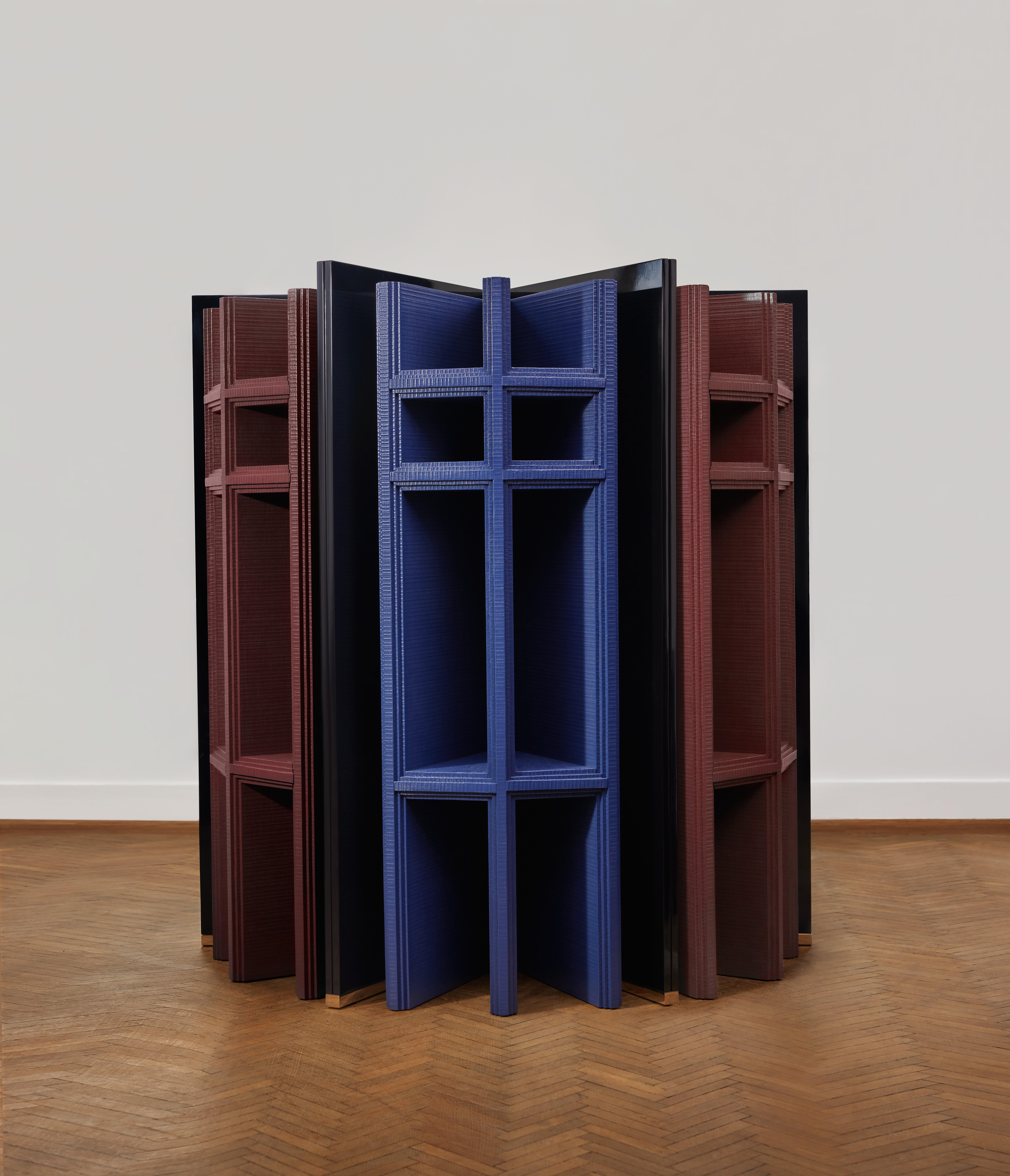 XXI secolo e contemporaneo Libreria Screen in legno massiccio laccato lucido e ottone di Artempo in vendita