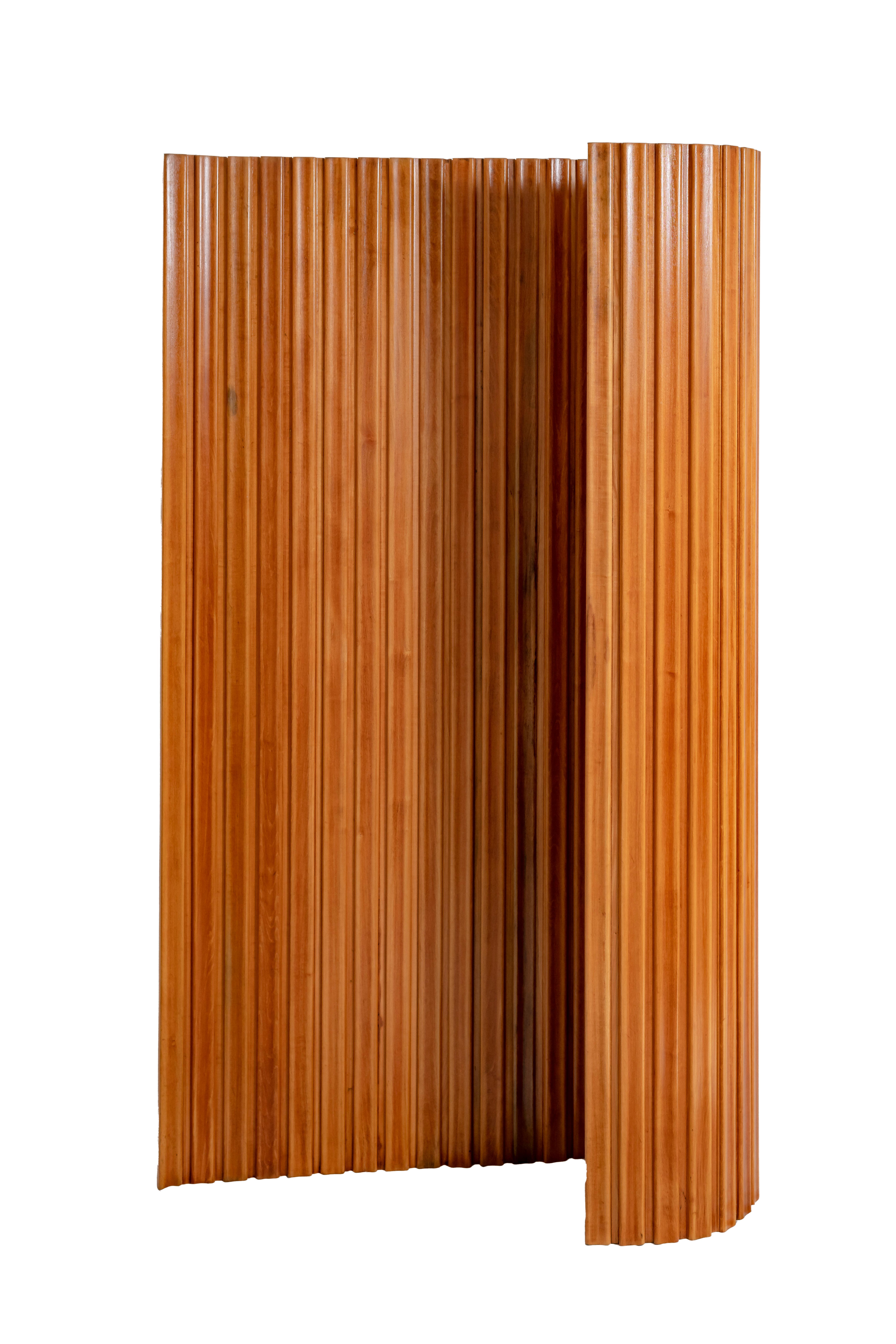 Elegante e architettonico, questo paravento in palissandro di Jacarandá esemplifica la maestria di Joaquim Tenreiro in fatto di ritmo e proporzioni. Composto da doghe di legno verticali che ondeggiano con precisione scultorea, il pezzo sfuma il