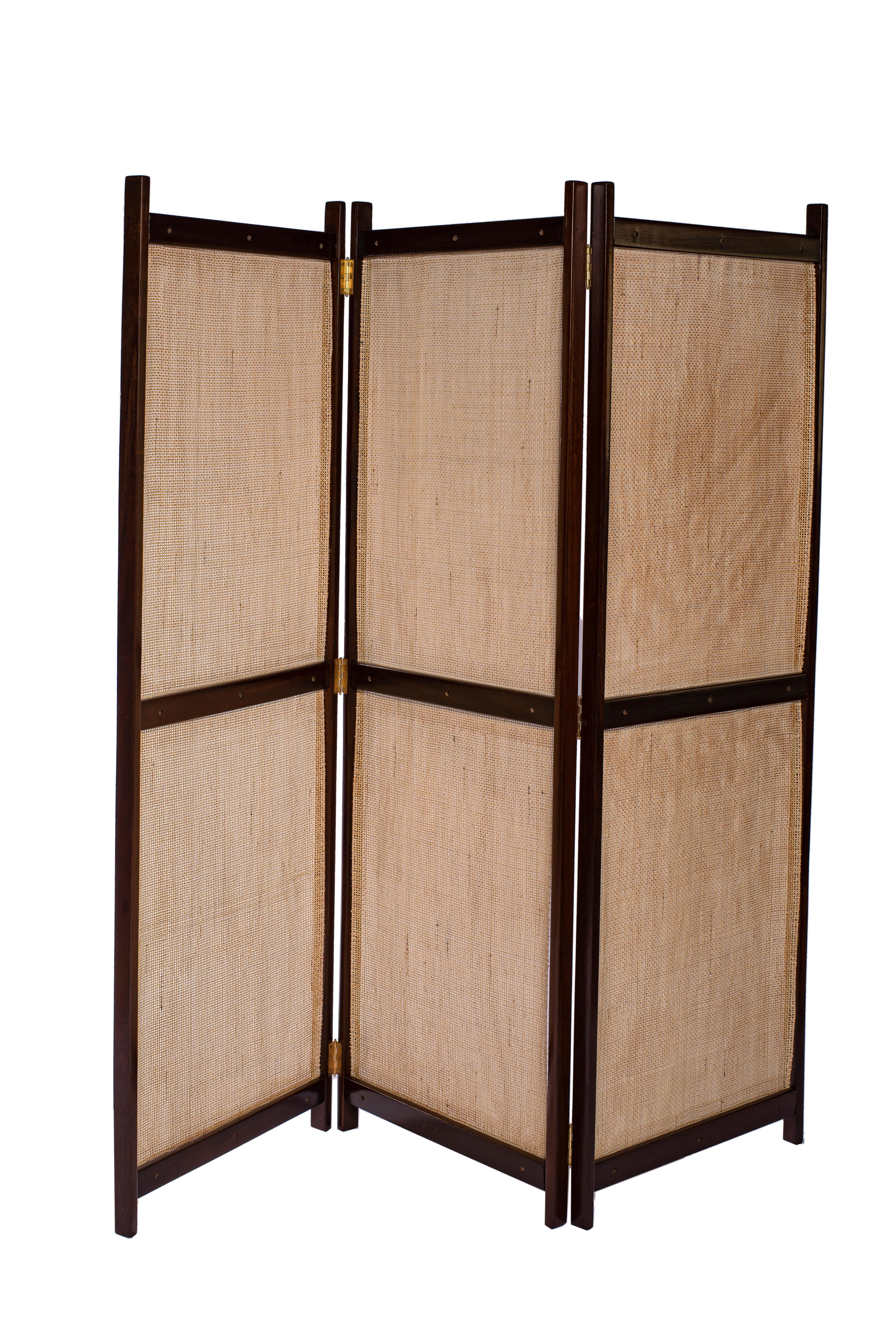 Questo elegante paravento pieghevole di Ernesto Hauner esemplifica la sensibilità architettonica e il raffinato linguaggio dei materiali del designer. La struttura minimalista in jacarandá si articola con proporzioni perfette, enfatizzando il ritmo