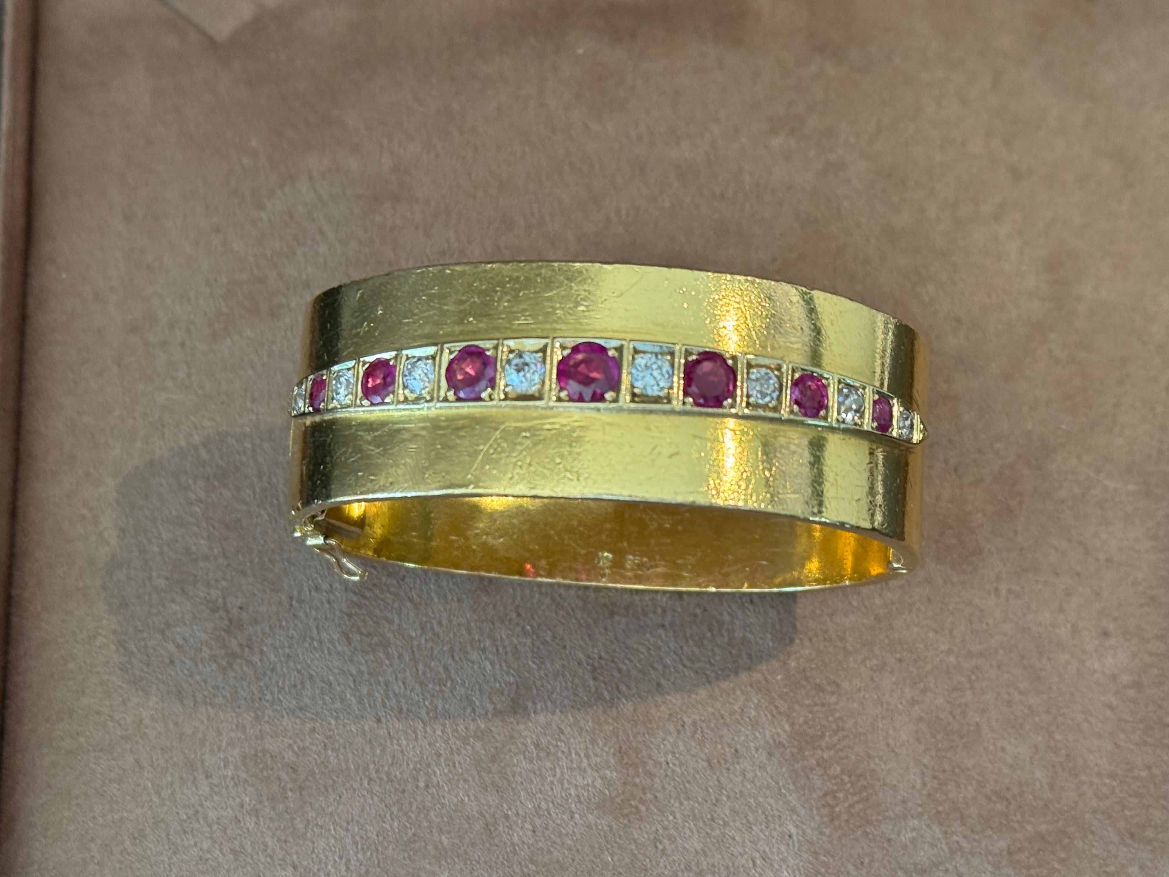 La légende du bracelet manchette Maria Schell en or jaune, diamant et rubis État moyen - En vente à Zurich, Zollstrasse