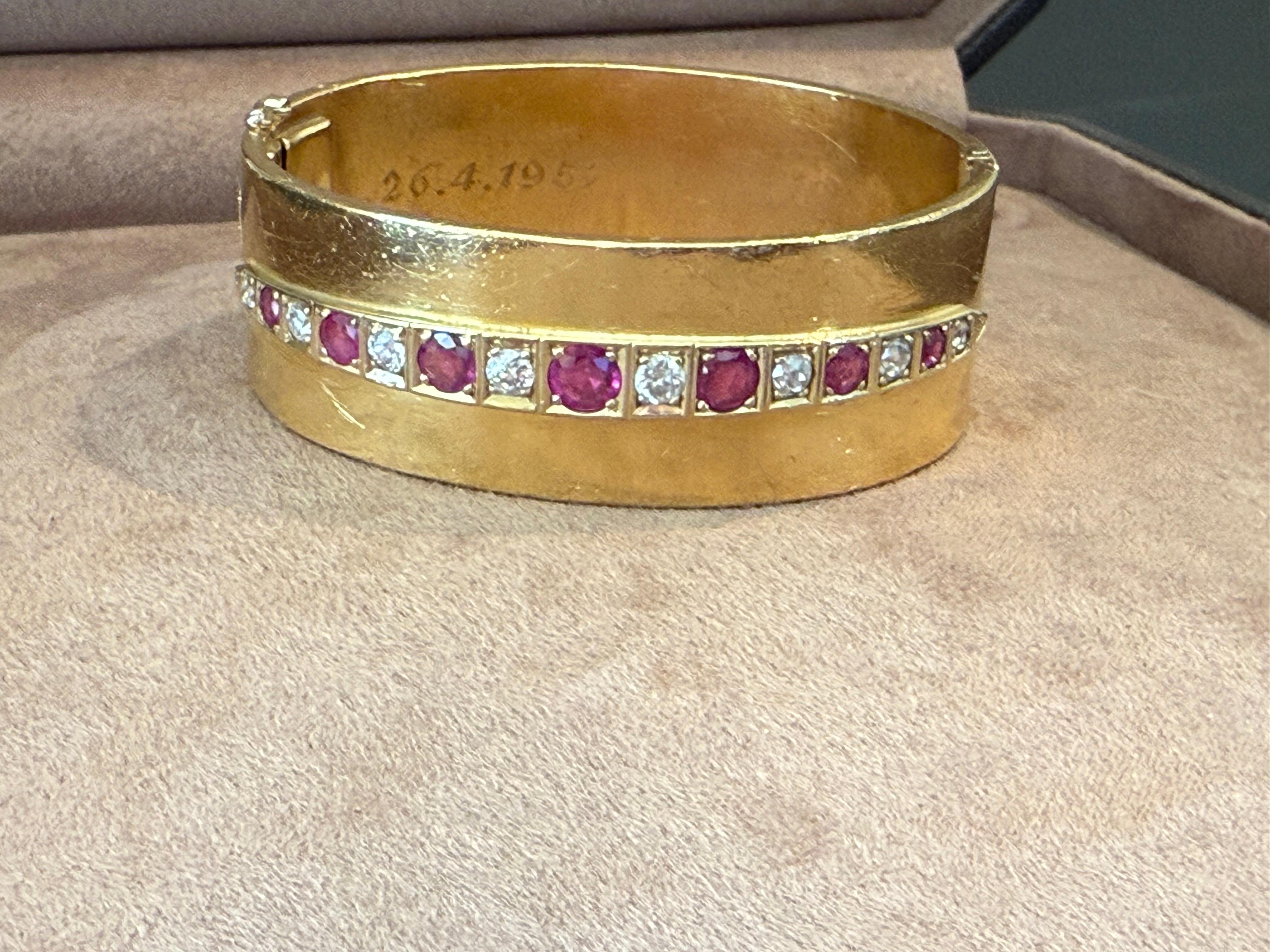 Bracelet manchette en or jaune massif 22 K. ayant appartenu à l'actrice mondialement connue Maria Schell (15.1. 1926-26.4.2005). Le bracelet est orné de 7 rubis ronds d'un poids de 
ca. 2,50 ct  et 8 diamants taille brillant d'un poids estimé à