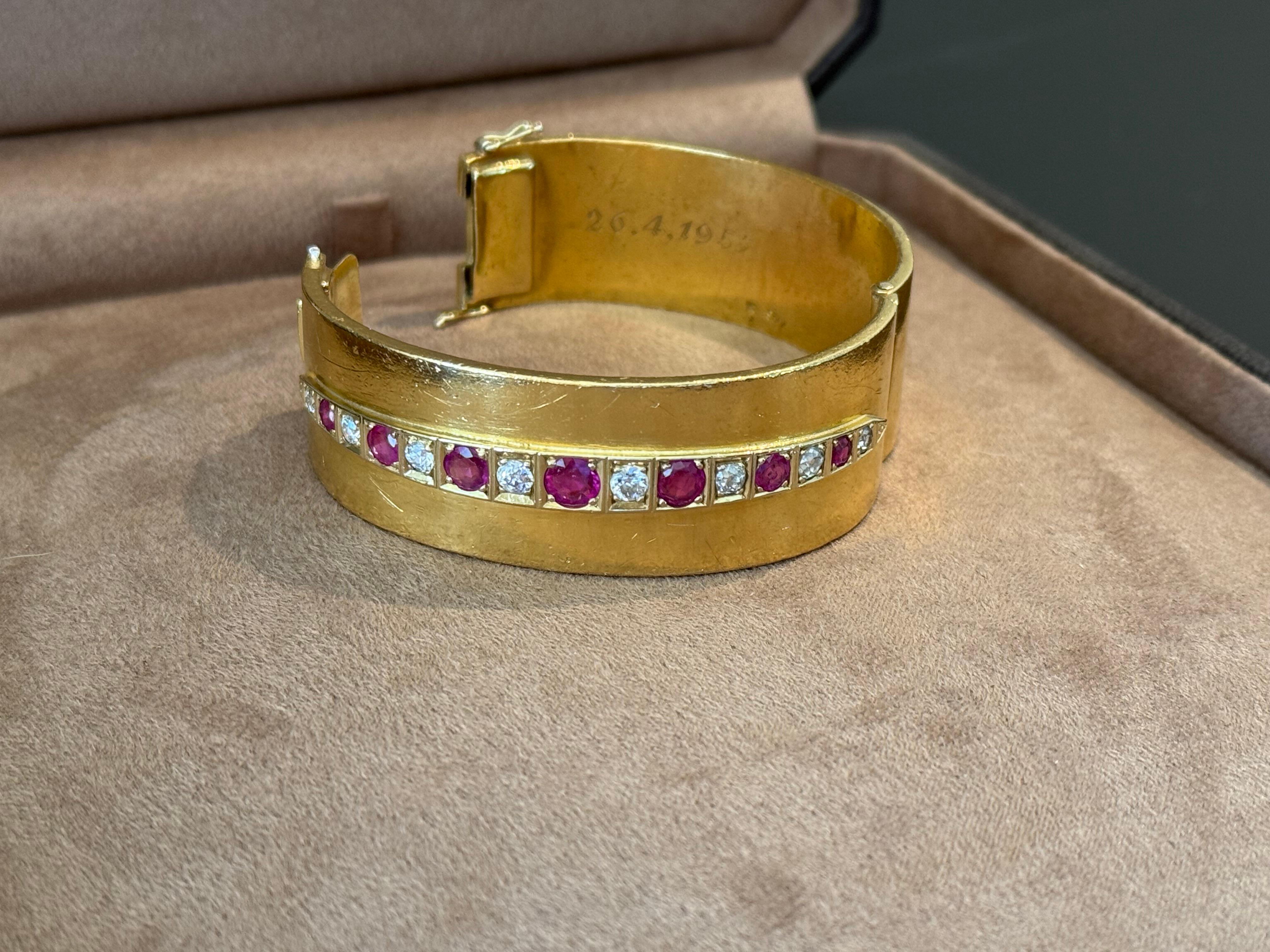 La légende du bracelet manchette Maria Schell en or jaune, diamant et rubis Unisexe en vente