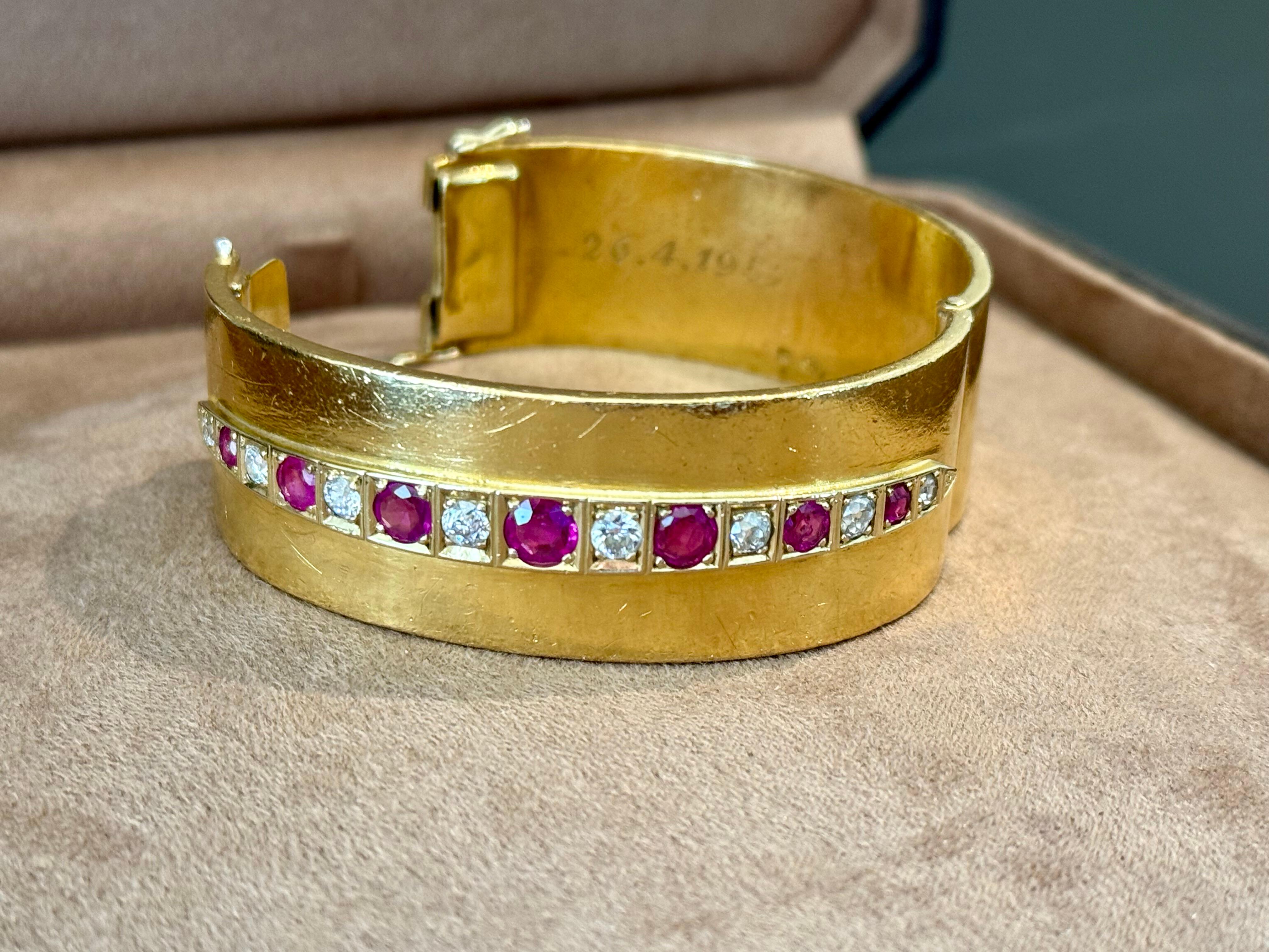 La légende du bracelet manchette Maria Schell en or jaune, diamant et rubis en vente 1