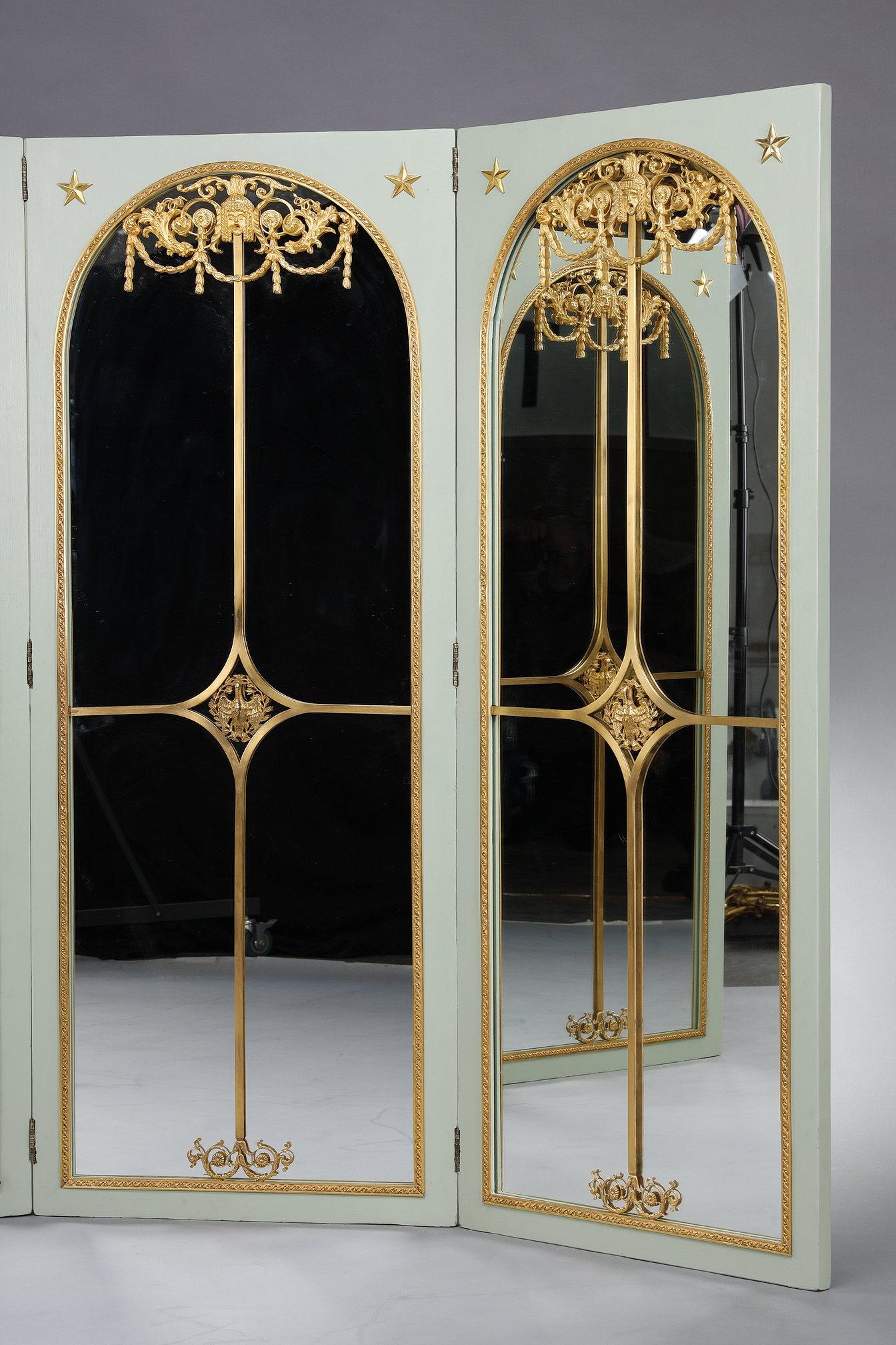 Doré Paravent de pièce avec miroirs sur chaque panneau en bois laqué et bronze doré en vente