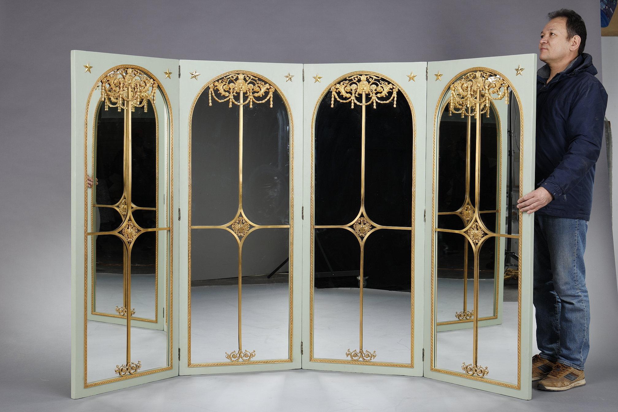 Bronze Screen room divider with mirrors on each panel in lacquered wood and gilt bronze For Sale