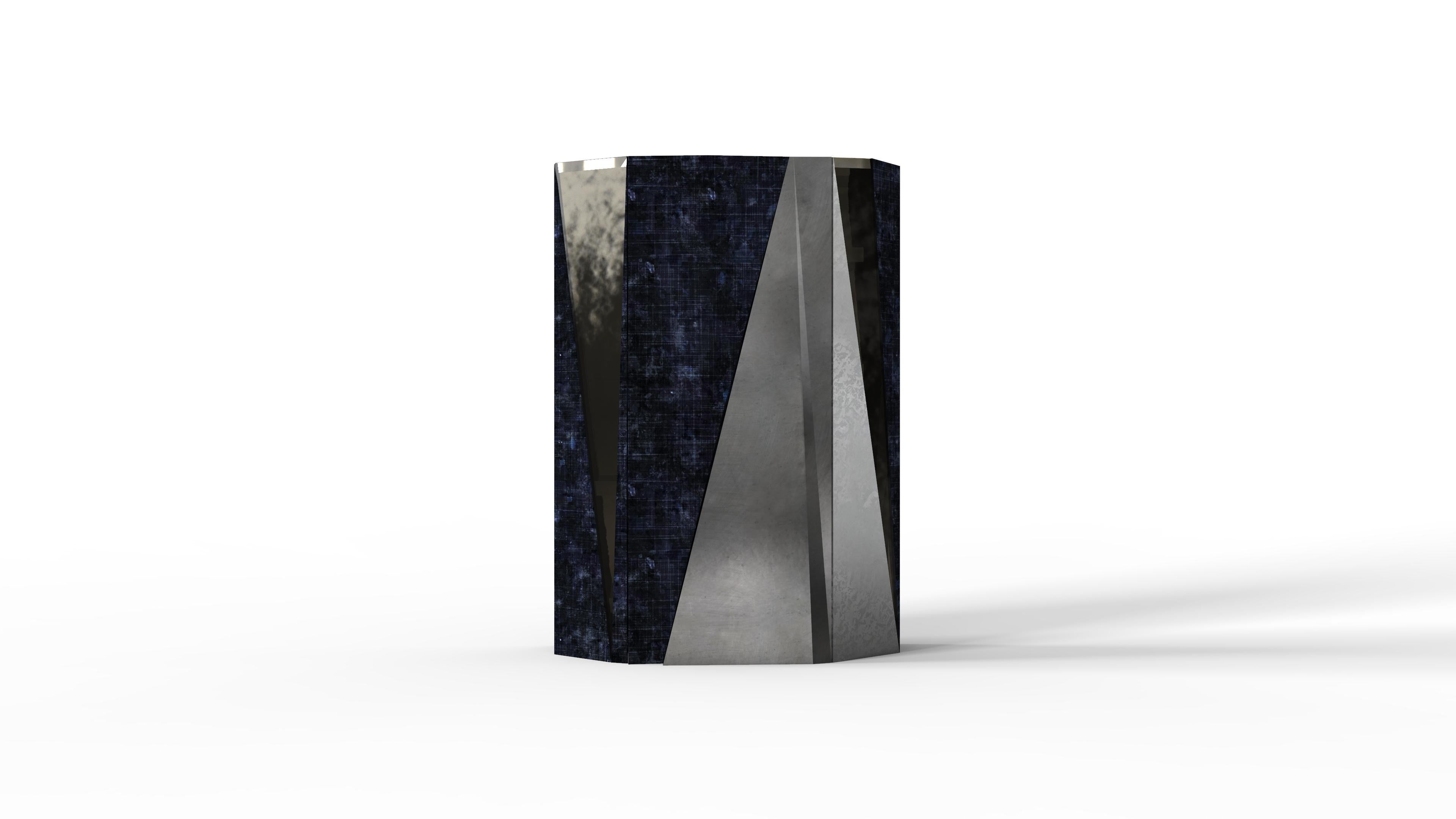 Armadietto a muro per schermi in nichel e lacca di Artempo
Dimensioni: D 36,5 x L 78 x H 109 cm.
Materiali: Lacca e alpacca.

Artempo significa arte del tempo. Con il passare del tempo, l'arte pura verrà nascosta dall'accumulo di 