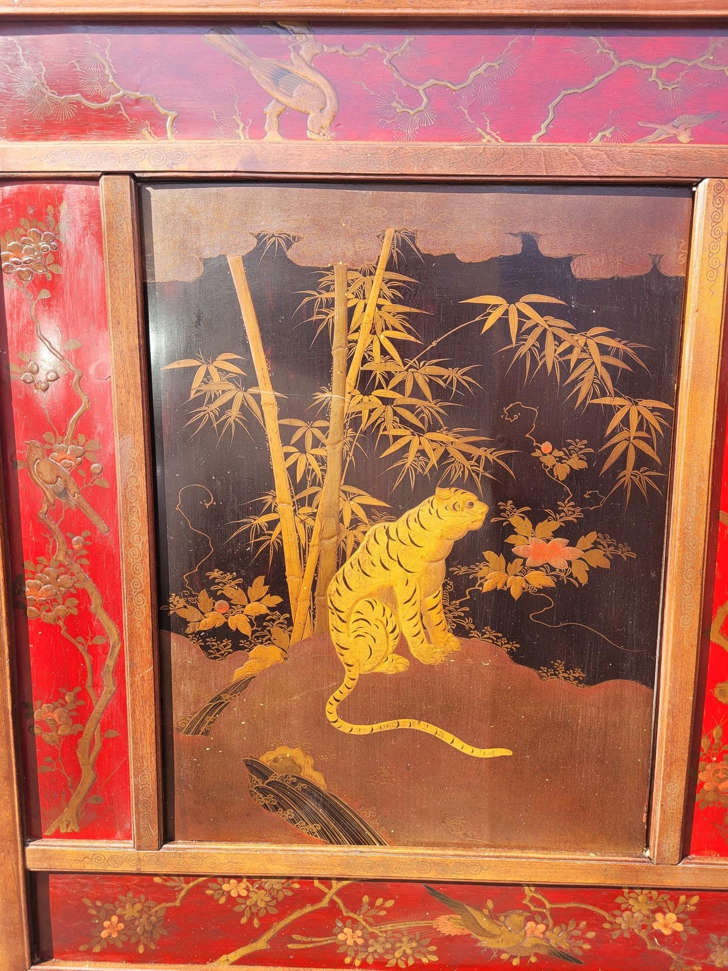 Screen With Lacquer Panels, Meiji Japan, Late 19th Century For Sale 2