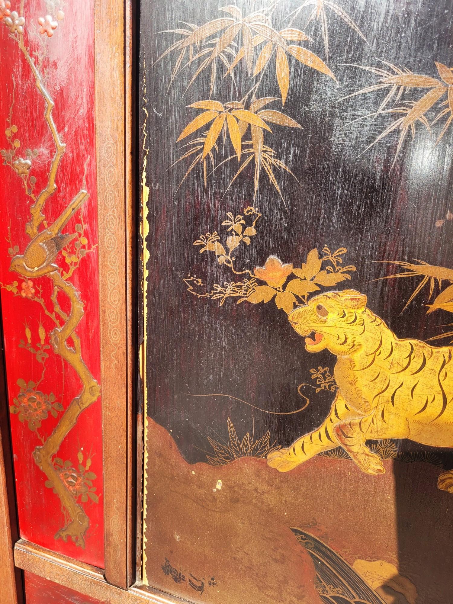 Screen With Lacquer Panels, Meiji Japan, Late 19th Century For Sale 5