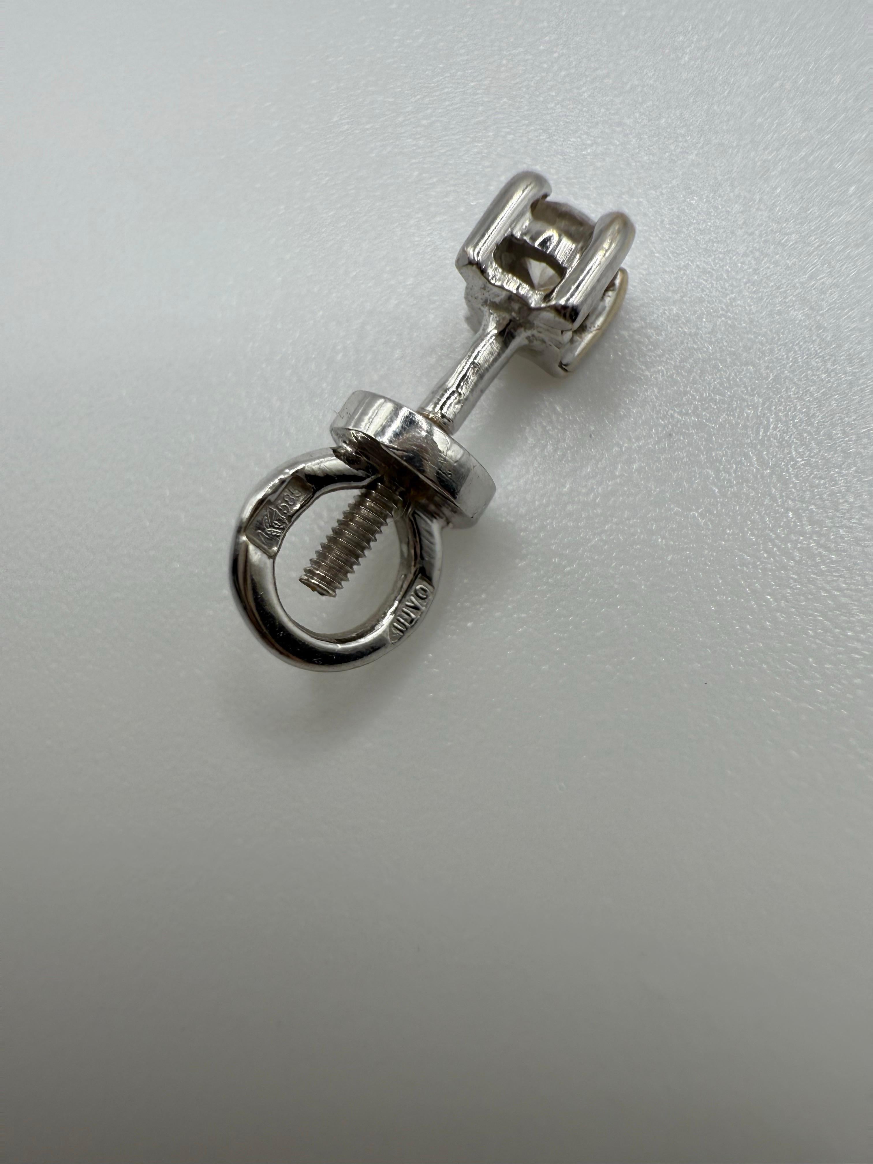 Orecchini a perno perfetti per chi ama il minimalismo o per un giovane adulto, un adolescente, un bambino. Non sono fragili e sono realizzati molto bene in oro 14Kt con montatura a vite che fissa le borchie, diamanti naturali da 0,26 carati in