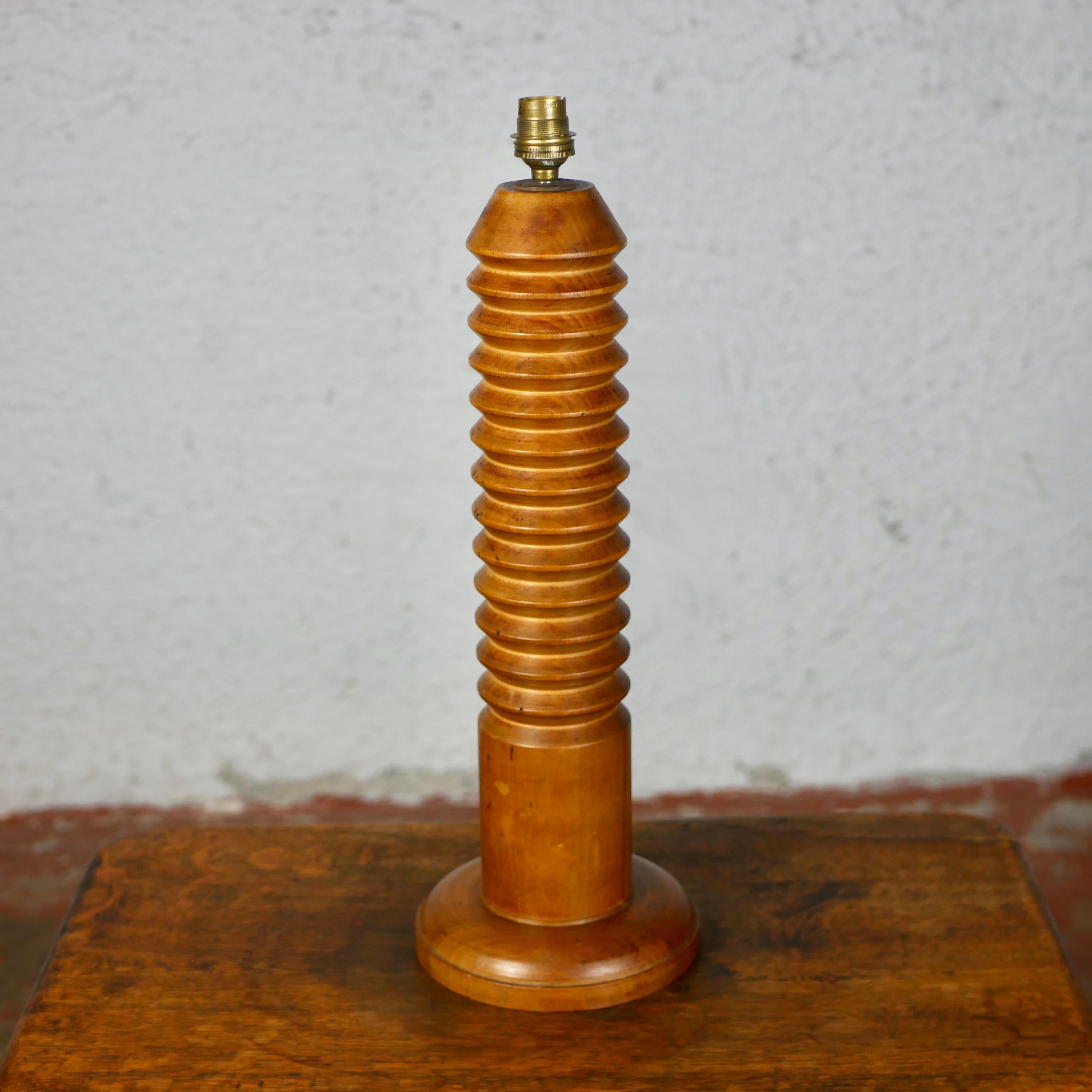 Beautiful wood base lamp from France, anonymous work from the mid-century, with a nice screw shape.
Functional.
Dimensions : H48cm, D16cm
