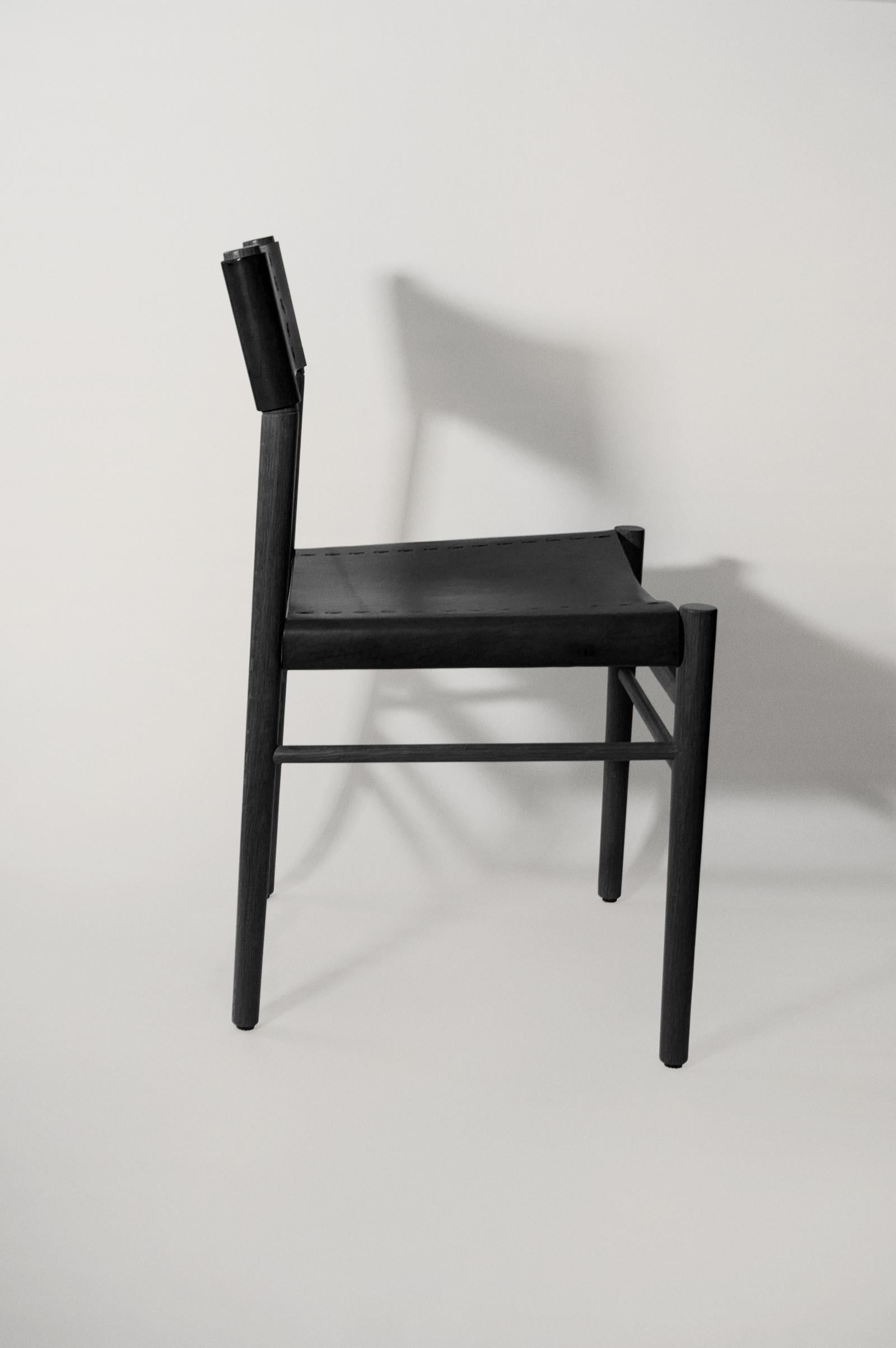 Moderne Chaise de salle à manger contemporaine en chêne et cuir noir Scriba en vente