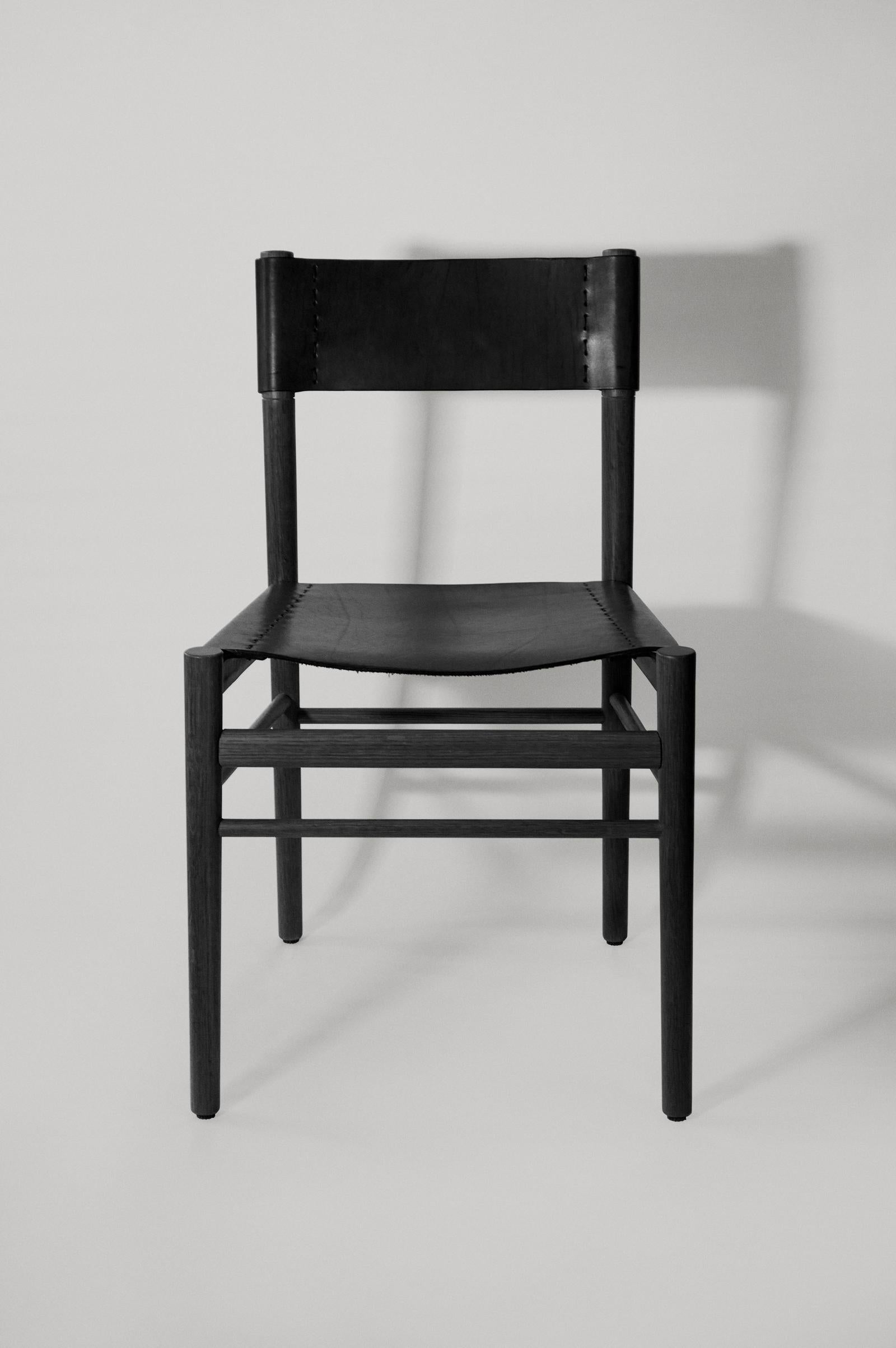 Mexicain Chaise de salle à manger contemporaine en chêne et cuir noir Scriba en vente
