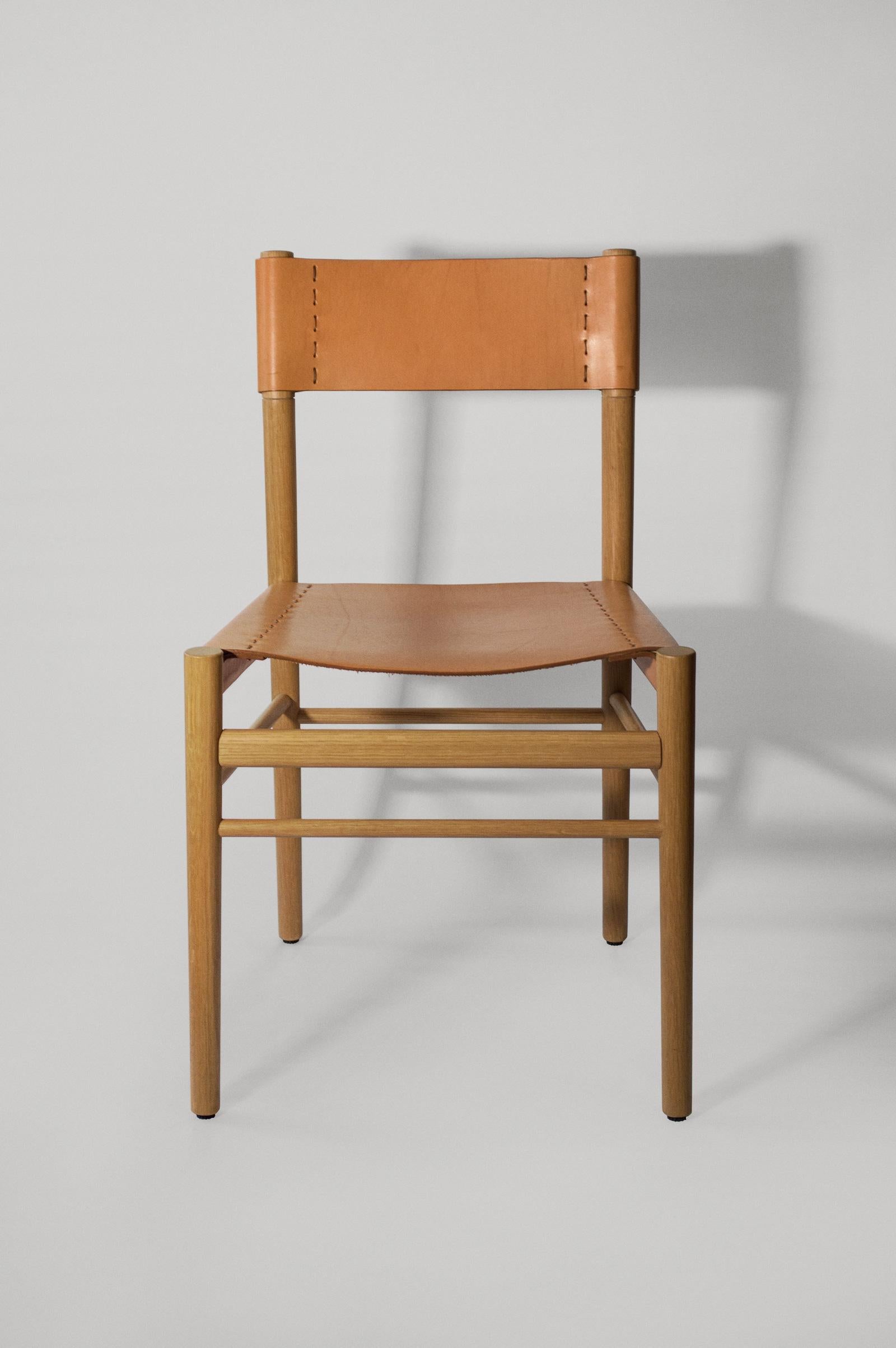 Moderne Chaise de salle à manger contemporaine en chêne et cuir Scriba en vente