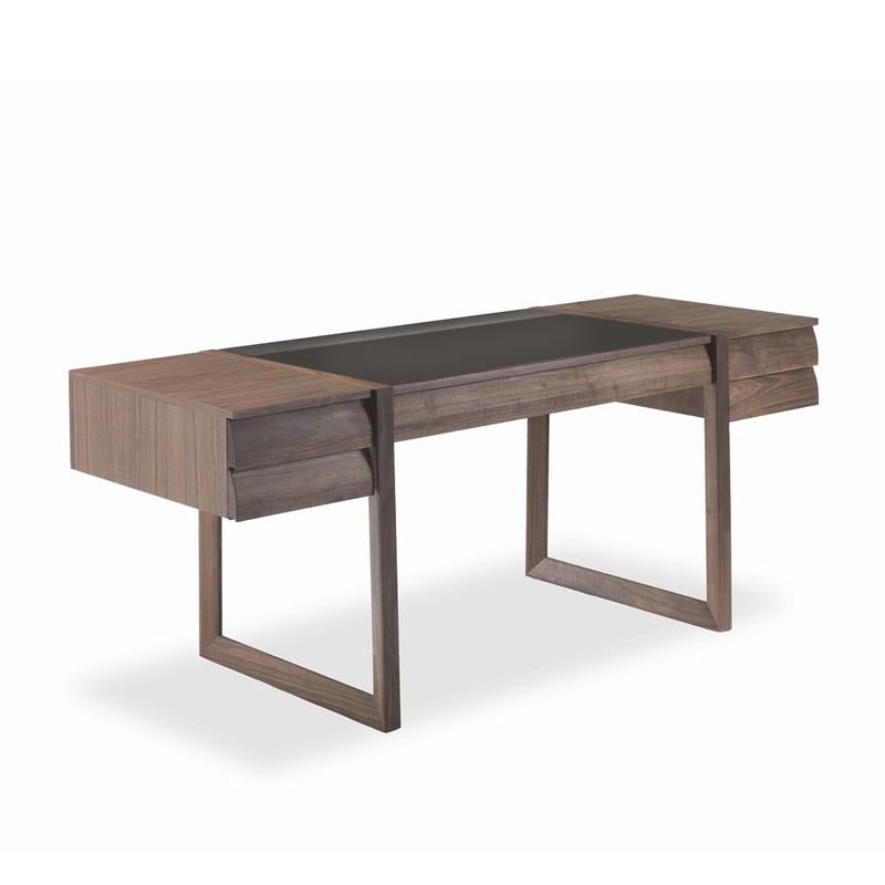 Desk Scribe with legs structure in solid walnut wood 
and top with three-drawers made in walnut plywood 
with squared lines. The three-drawers are with sledge 
legs in solid walnut wood and dovetail joints. 
With black leather desk blotter.



  