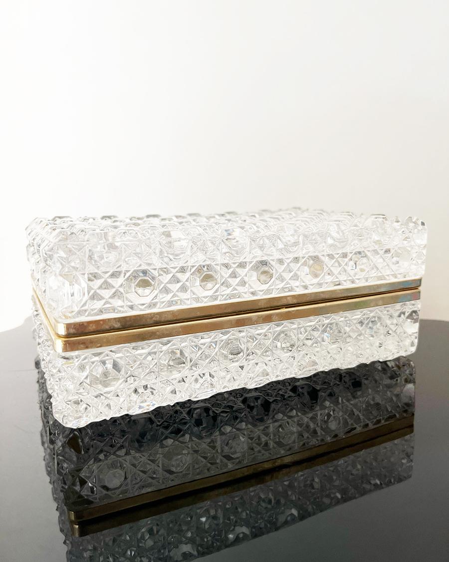 1950s French diamond Bohemia crystal casket -Antiques-

Anno: 1950 circa Made in France 

Materials: Bohemia Crystal and Brass 

Condizioni: Eccellenti

Measurements: 18 cm W x 12 cm D x 7 cm H