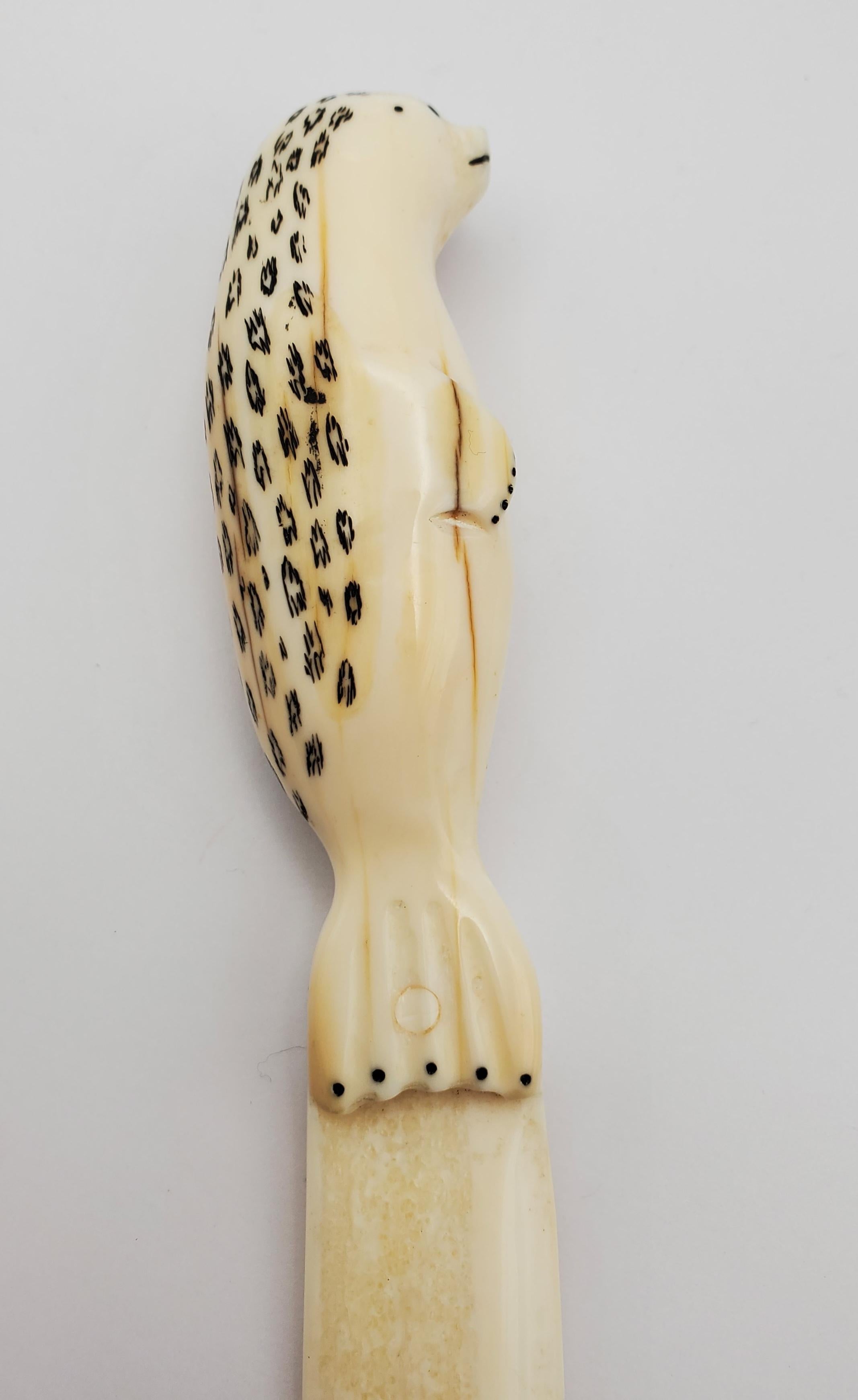 Couteau de sceau tacheté Inuit ivoire de type Walrus sculpté à l'aiguille Bon état - En vente à Pittsburgh, PA