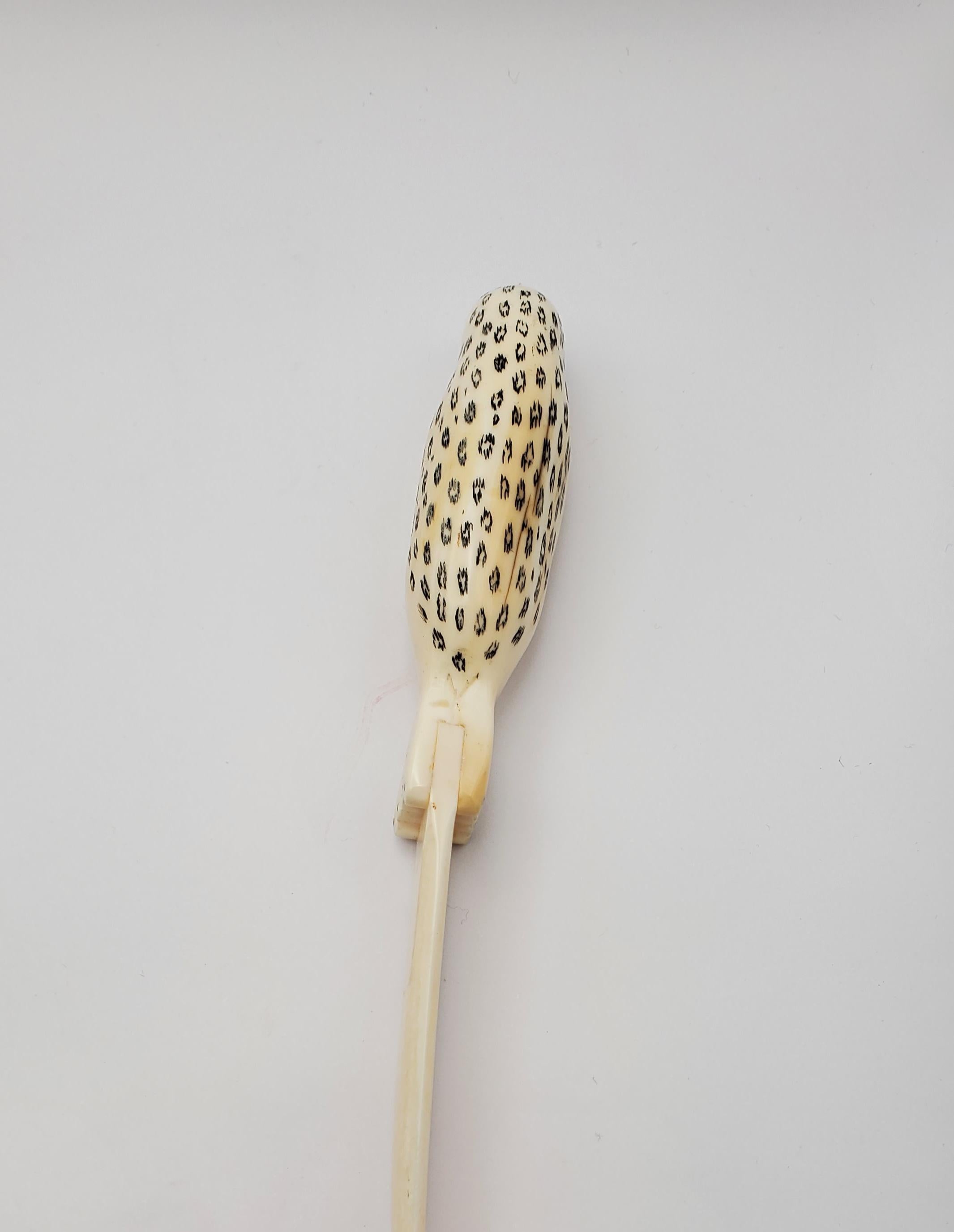 Couteau de sceau tacheté Inuit ivoire de type Walrus sculpté à l'aiguille en vente 3